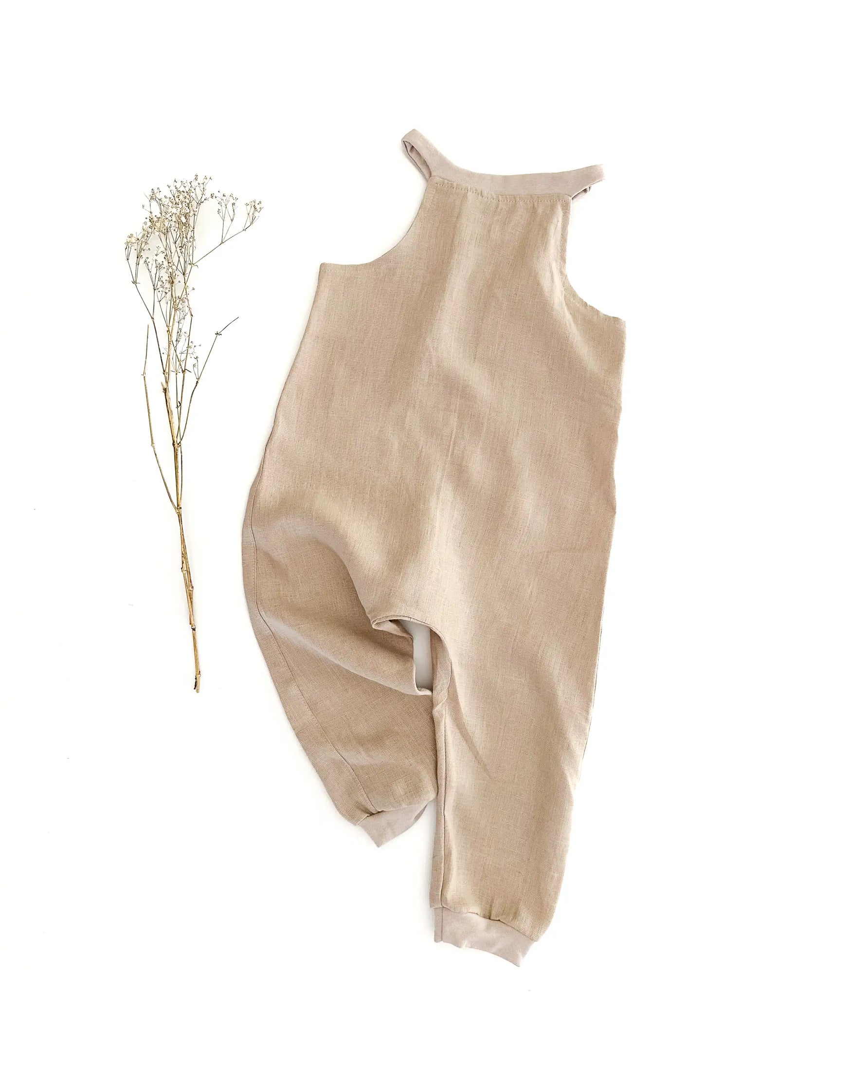 Kinder und Baby Schlupflatzhose aus wunderbar weichem Leinen. Der Baby Sommeranzug ist luftig leicht und ideal für warme Sommertage. Der Leinen Romper lässt sich einfach anziehen und bietet Kindern und Babys viel Bewegungsfreiheit.