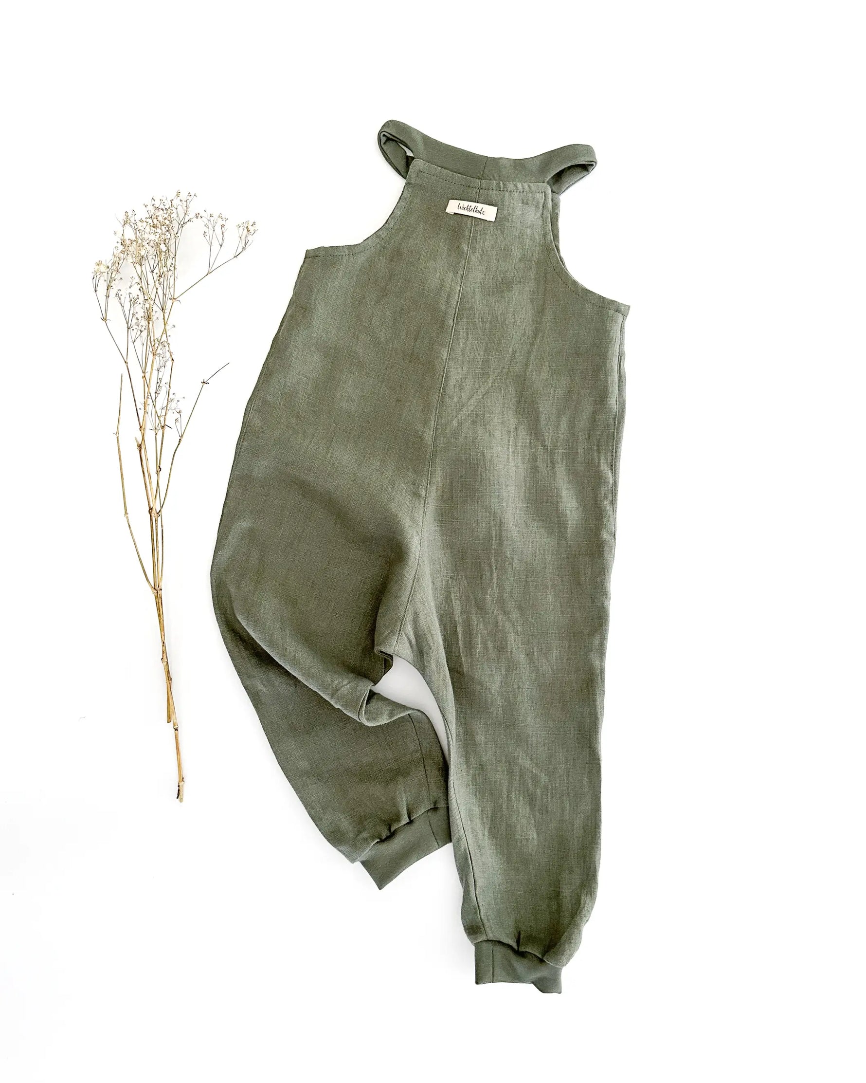 Kinder und Baby Schlupflatzhose aus wunderbar weichem Leinen. Der Leinen Jumper ist luftig leicht und ideal für warme Sommertage. Der Romper lässt sich einfach anziehen und bietet Kindern und Babys viel Bewegungsfreiheit.