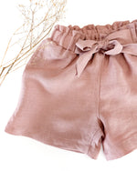 Paperbag Shorts fuer Kinder - Mädchen hose für den Sommer aus hochwertigem und weichem 100% gewaschenem Leinen. Kurze Hose für Mädchen mit süßer Schleife zum Binden
