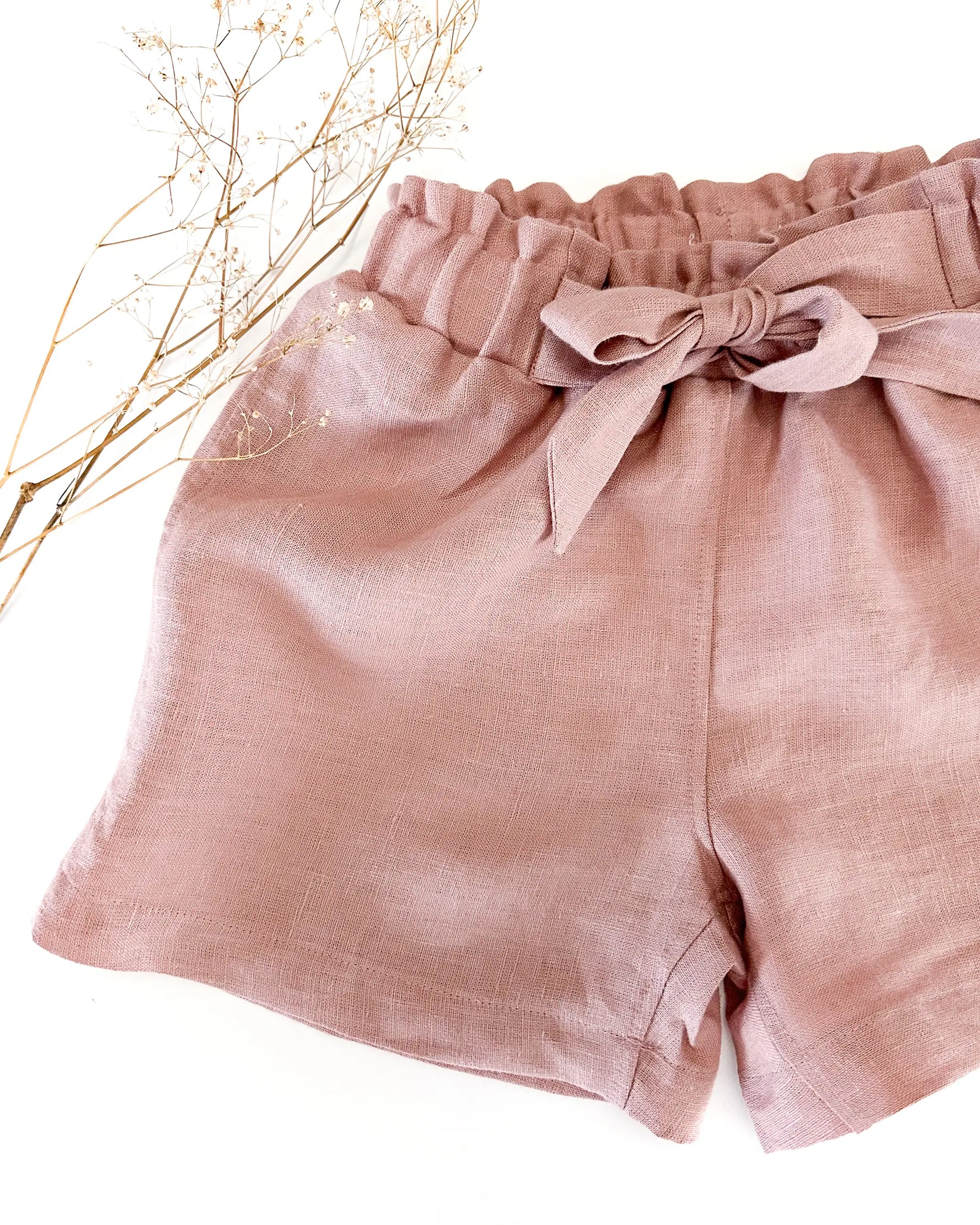 Paperbag Shorts fuer Kinder - Mädchen hose für den Sommer aus hochwertigem und weichem 100% gewaschenem Leinen. Kurze Hose für Mädchen mit süßer Schleife zum Binden