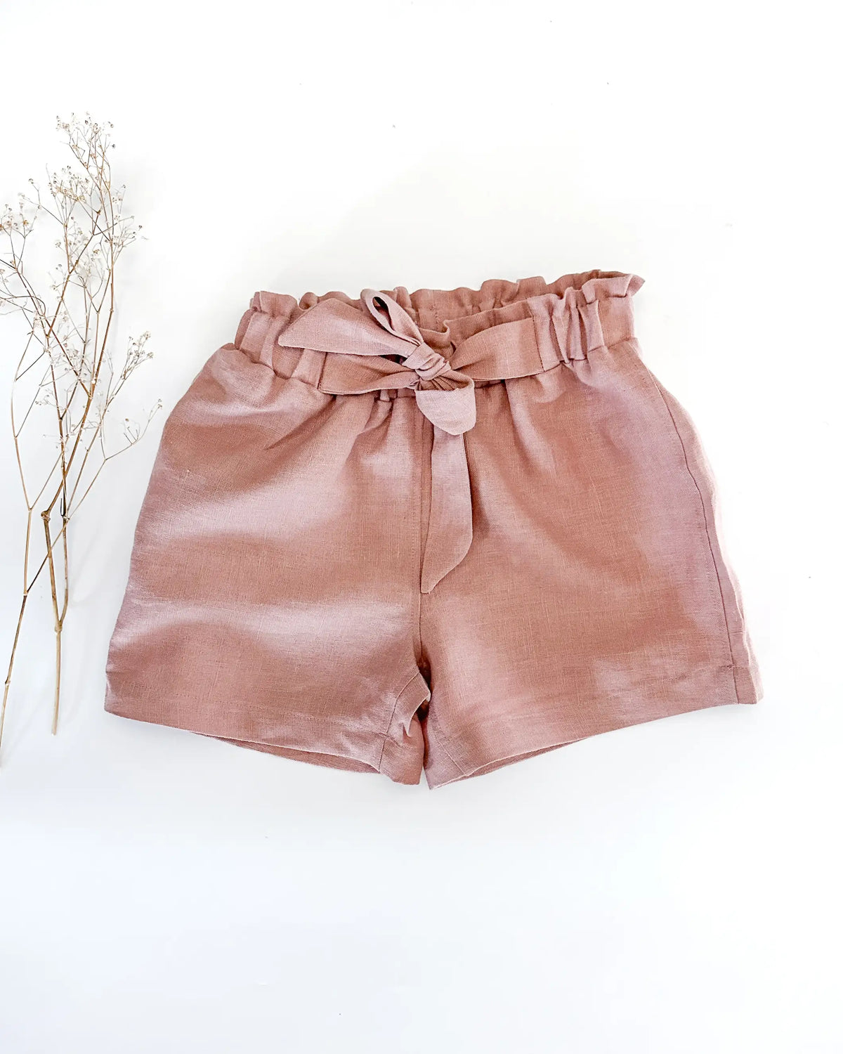 Paperbag Shorts fuer Mädchen und babys aus hochwertigem und weichem 100% gewaschenem Leinen. Kurze Hose für Mädchen mit süßer Schleife zum Binden. Nachhaltig, Fair, atmungsaktiv und  bequem. Perfekt fuer heiße Sommertage.