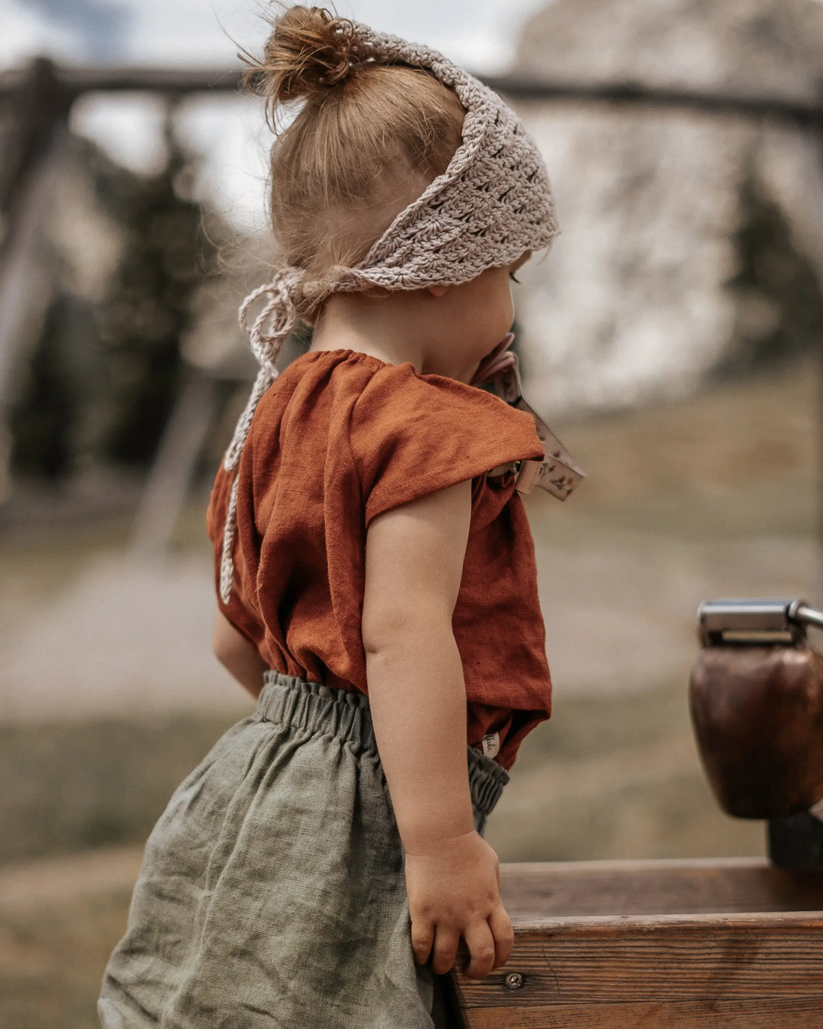 Kinder Baby Rock und Kurzarm Leinenbluse aus 100% Leinen. Atmungsaktiv und aus nachhaltigen Materialien in Deutschland angefertigt. Mädchen Leinen Top Shirt und Leinenrock für den Sommer zum verlieben