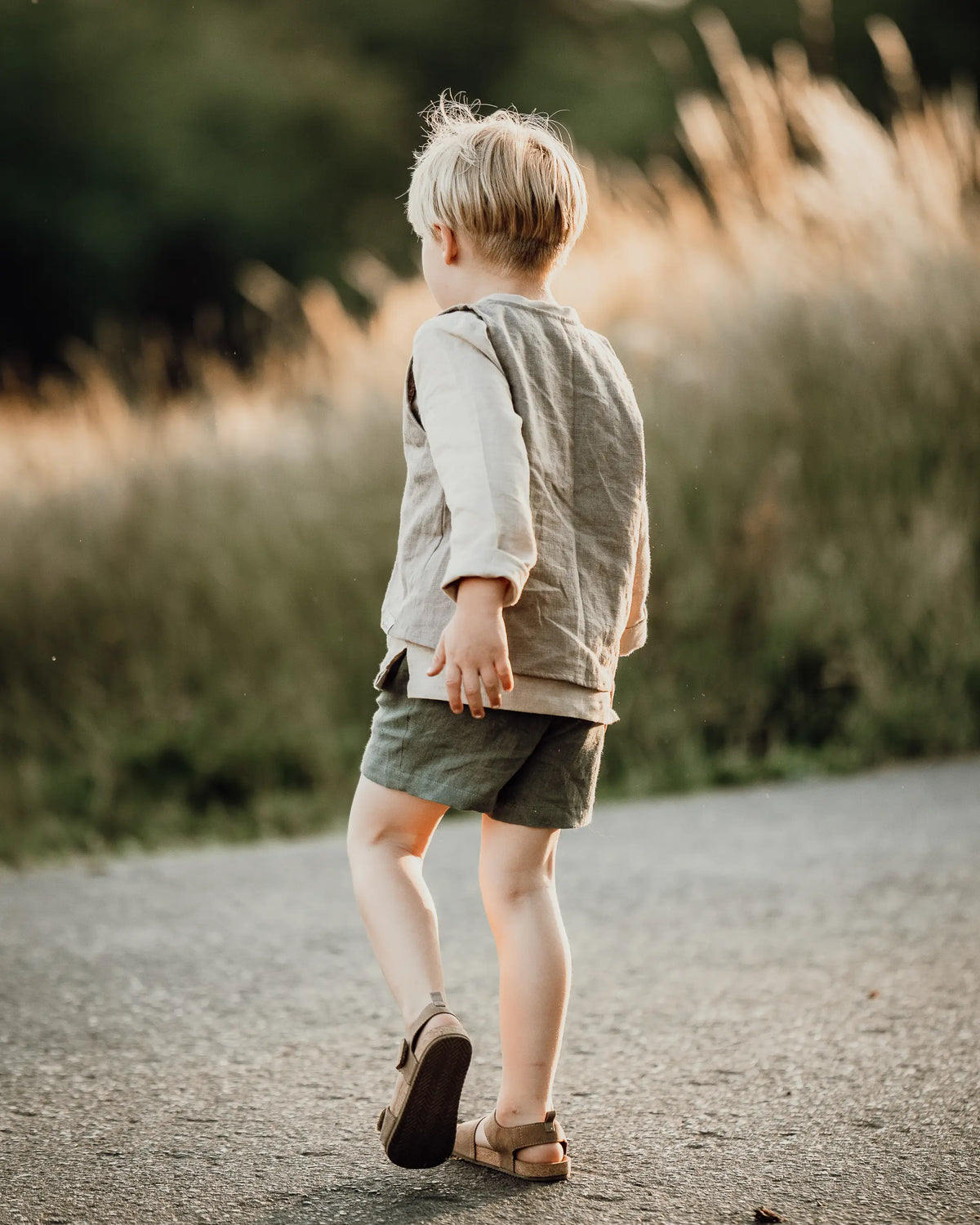 Leinenshorts für Kinder und Babys - kurze Kinderhose Sommerhose kombiniert mit Leinenhemd und Leinenweste