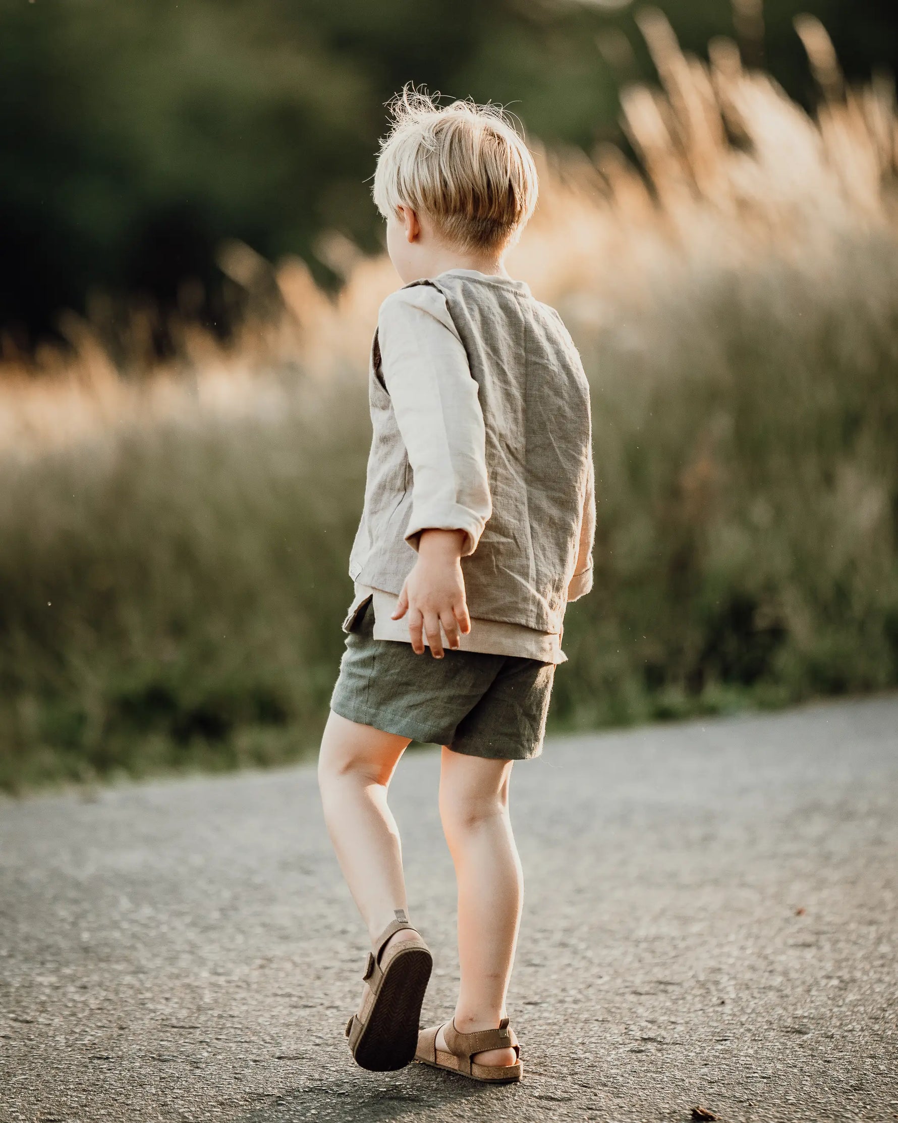 Leinenshorts für Kinder und Babys - kurze Kinderhose Sommerhose kombiniert mit Leinenhemd und Leinenweste
