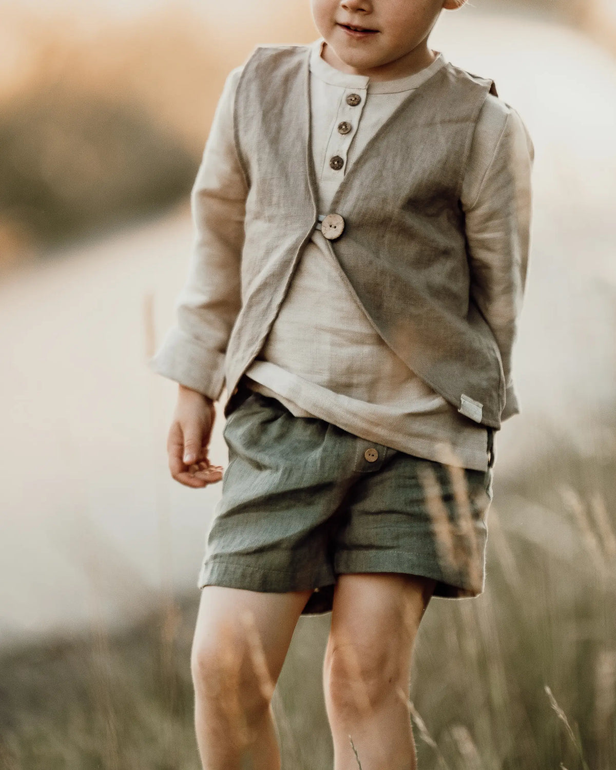 Leinen Shorts für Babys und Kinder aus 100% Leinen, luftige Sommerhose mit Gummibund, bequem und atmungsaktiv für warme Tage.