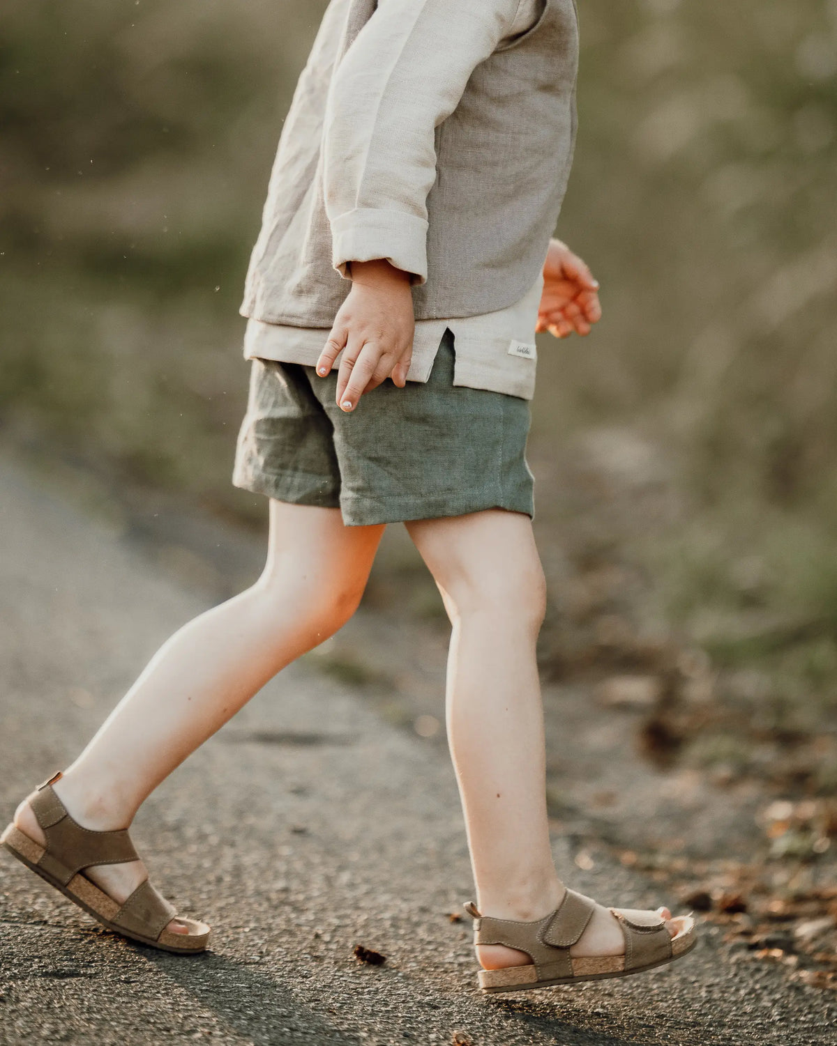Kinder Leinenshorts unisex, leichte kurze Kinderhose mit optionalen Taschen und Kordel oder Knopfleiste, nachhaltige Sommerkleidung für Babys und Kleinkinder.