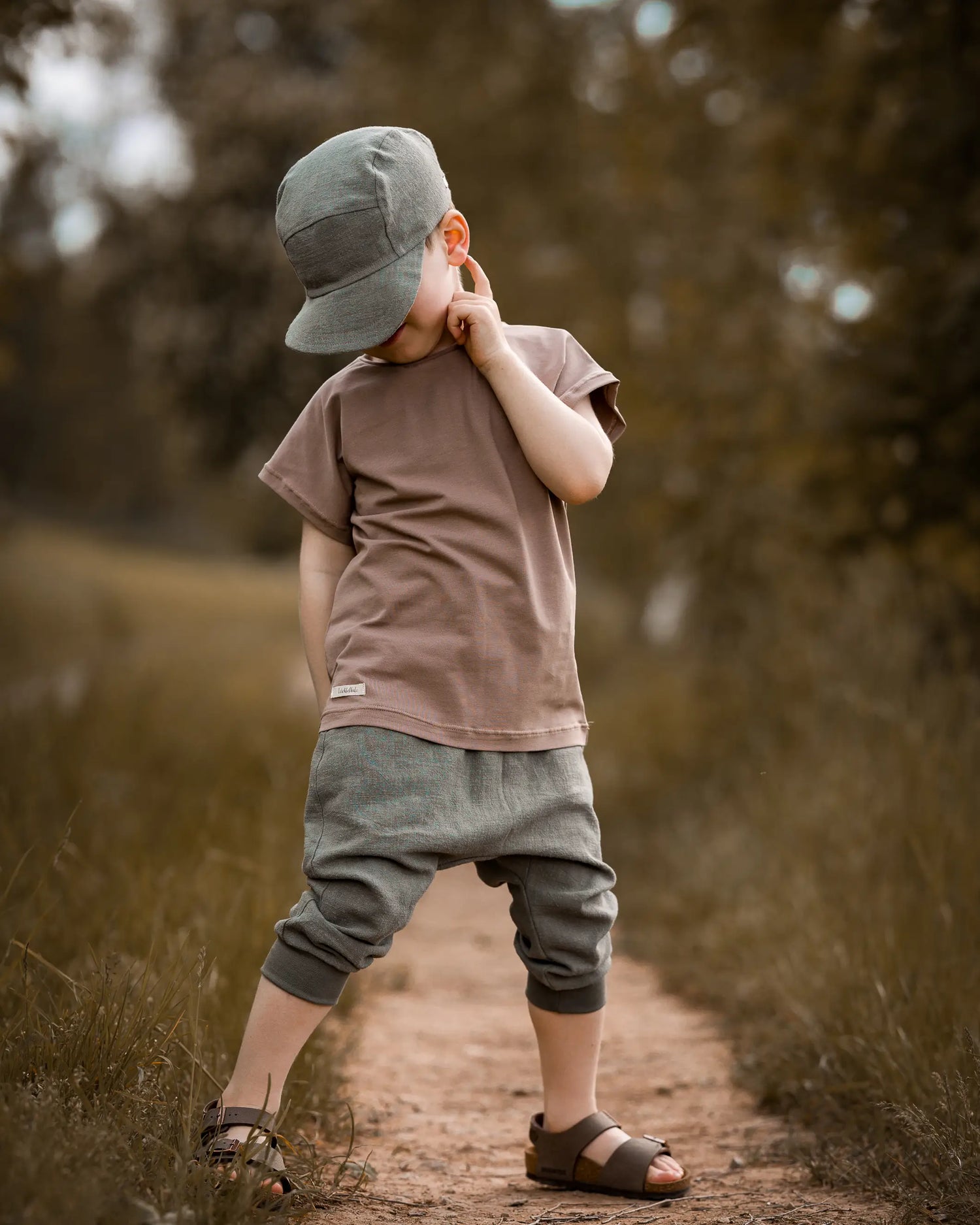 wunderbar weiche und qualitativ sehr hochwertige Leinenkleidung für dein Kind und Baby. Die kurze Knickerbocker aus Leinen und passender Base Cap sind ideal für heiße Sommertage geeignet und wachsen lange mit. kombiniert mit unserem Bio Shirt sind sie super bequem und ein echtes Lieblingsstück im Kinder Kleiderschrank!