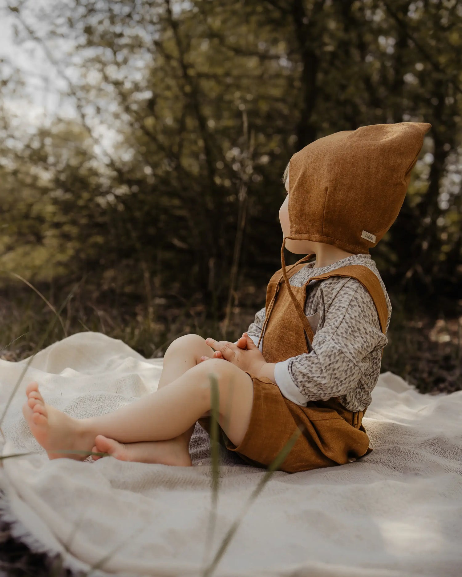 Kinder und Baby leinenlatzhose im  salopette-schnitt. Die Kinderlatzhose ist ideal für heiße Sommertage und als Outfit für Taufe, Hochzeit, Geburtstagsfeier oder auch für ein Fotoshooting. Süß auch in Kombi mit der Leinenpixie