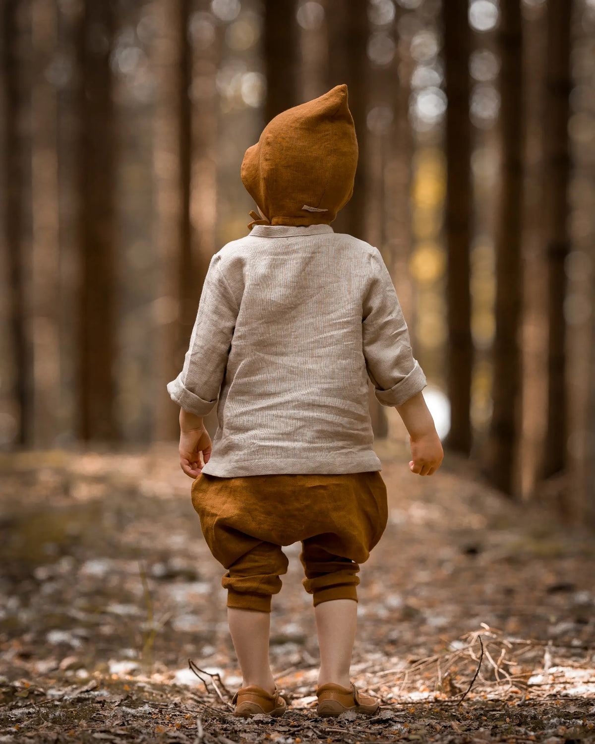Pixiemütze / Zwergemnütze fuer  kinder und Babys aus 100% leinen. Die Zwergenhaube schützt  den Kopf gegen die Sonneneinstrahlung und ist schön leicht angenehm zu tragen. In Kombination mit unserem Leinenhemd und Knickerbocker ideal als Outfit für ein Fotoshooting, Hochzeit, Geburtstag oder andere Feierlichkeiten. Nachhaltig und fair in Bayern produzierte Leinenkleidung für Babys und Kinder. 
