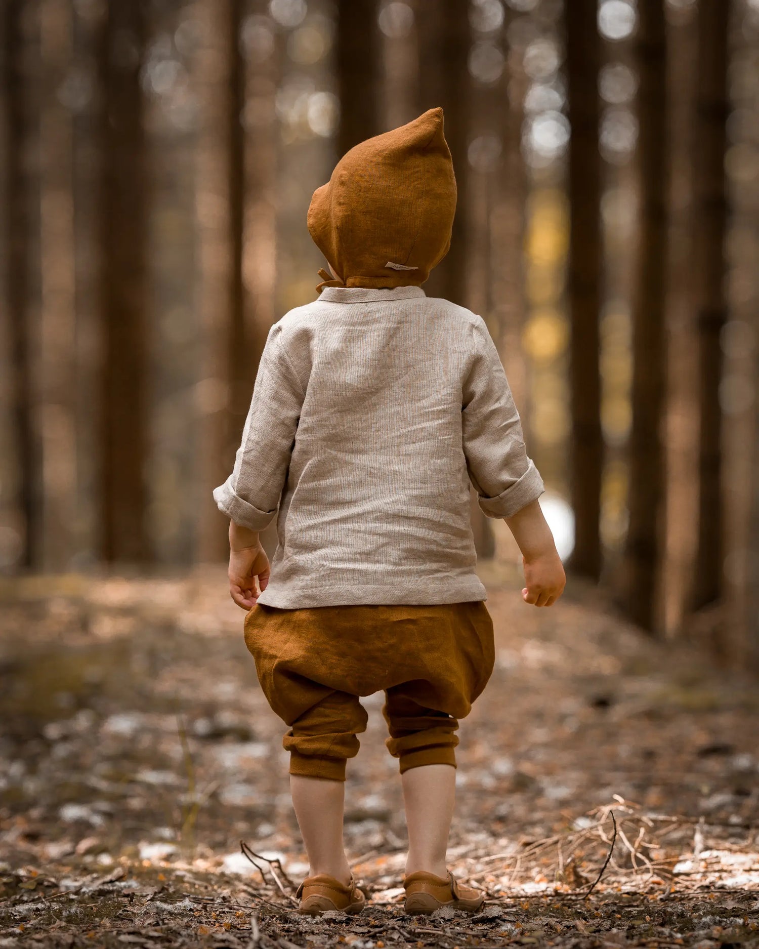 Pixiemütze / Zwergemnütze fuer  kinder und Babys aus 100% leinen. Die Zwergenhaube schützt  den Kopf gegen die Sonneneinstrahlung und ist schön leicht angenehm zu tragen. In Kombination mit unserem Leinenhemd und Knickerbocker ideal als Outfit für ein Fotoshooting, Hochzeit, Geburtstag oder andere Feierlichkeiten. Nachhaltig und fair in Bayern produzierte Leinenkleidung für Babys und Kinder. 