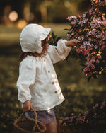 Kinder Leinen langarm Blouse mit Kokosknöpfen, weich und atmungsaktiv, perfekt für Alltag und festliche Anlässe wie Hochzeit, Geburtstag, Taufe oder Fotoshootings. Wunderschön in Kombination mit Rüschenhaube und Sommershorts für Mädchen