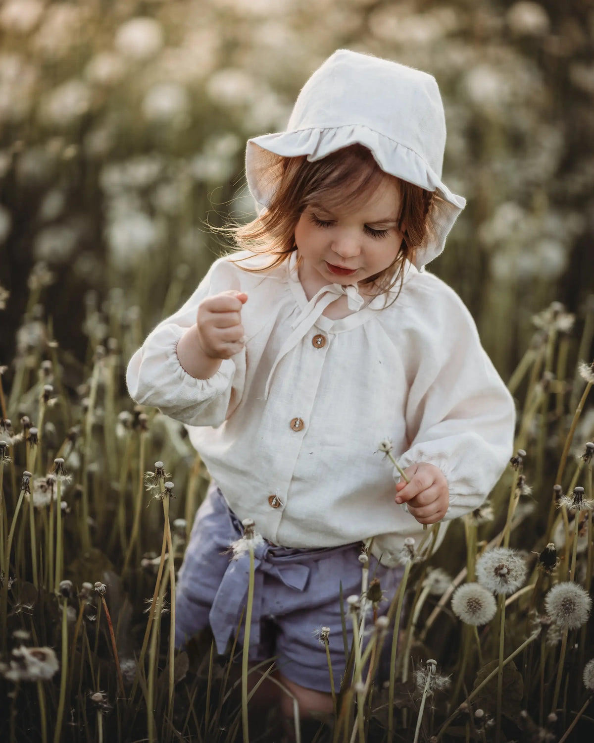 Kinder Bluse Leinen langarm mit Kokosknöpfen, weich und atmungsaktiv, perfekt für Alltag und festliche Anlässe wie Hochzeit, Geburtstag, Taufe oder Fotoshootings. Wunderschön in Kombination mit Babybonnet und Paperbag Shorts