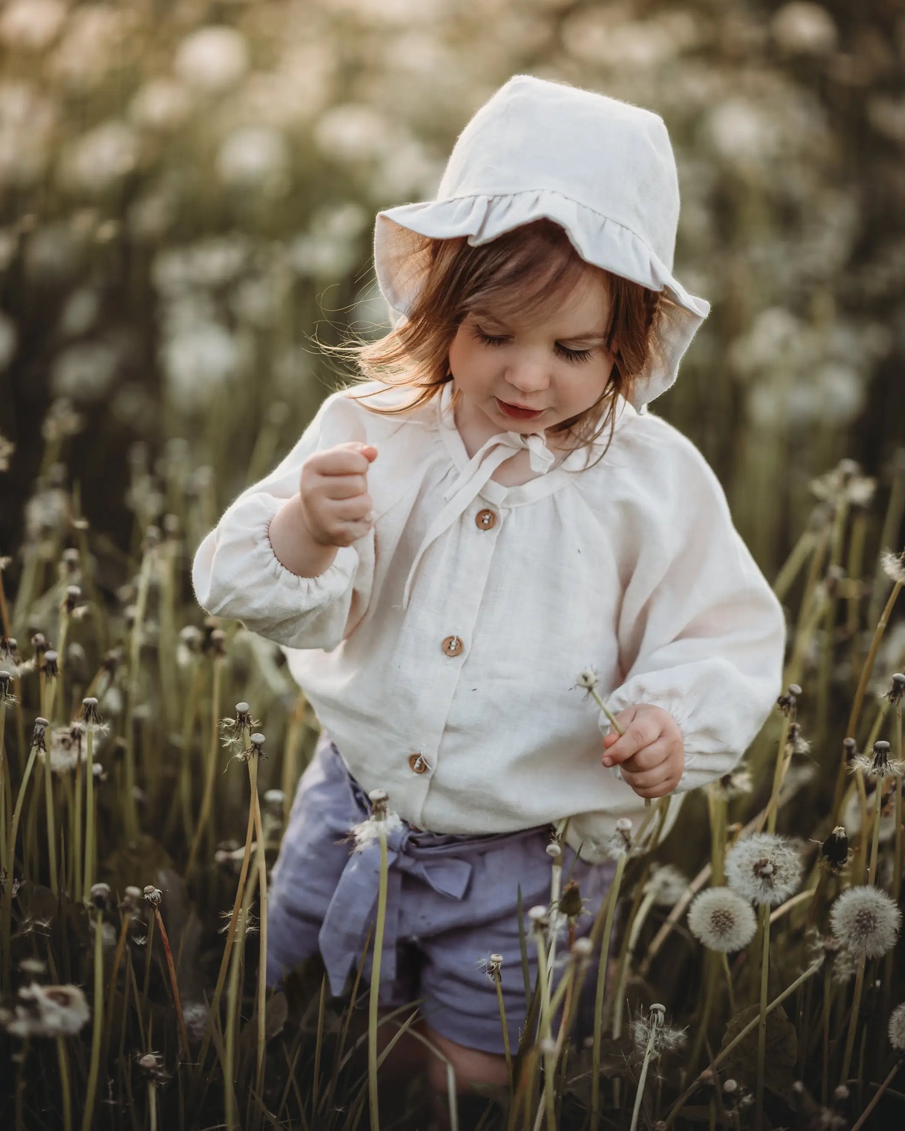 Kinder Bluse Leinen langarm mit Kokosknöpfen, weich und atmungsaktiv, perfekt für Alltag und festliche Anlässe wie Hochzeit, Geburtstag, Taufe oder Fotoshootings. Wunderschön in Kombination mit Babybonnet und Paperbag Shorts