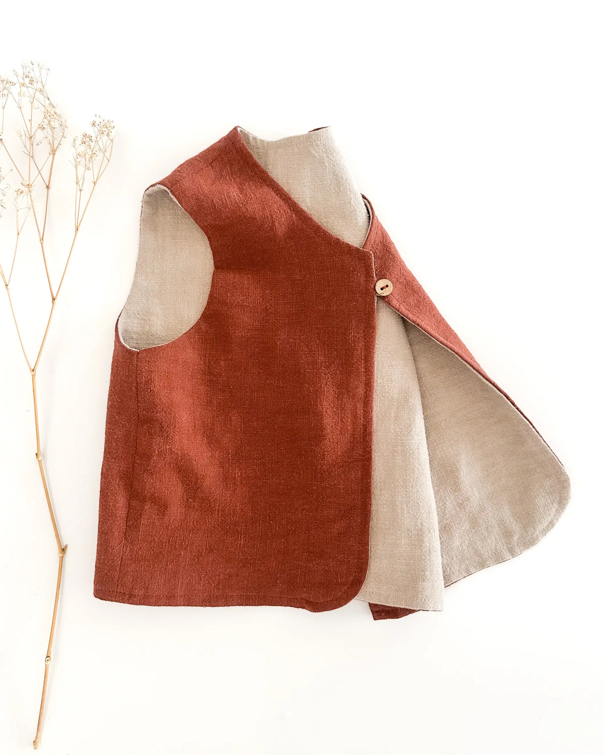 Baby und Kinder Gilet aus Leinen. Handgefertigte Leinenweste, nachhaltig und in Bayern aus natürlichen Materialien hergestellt.