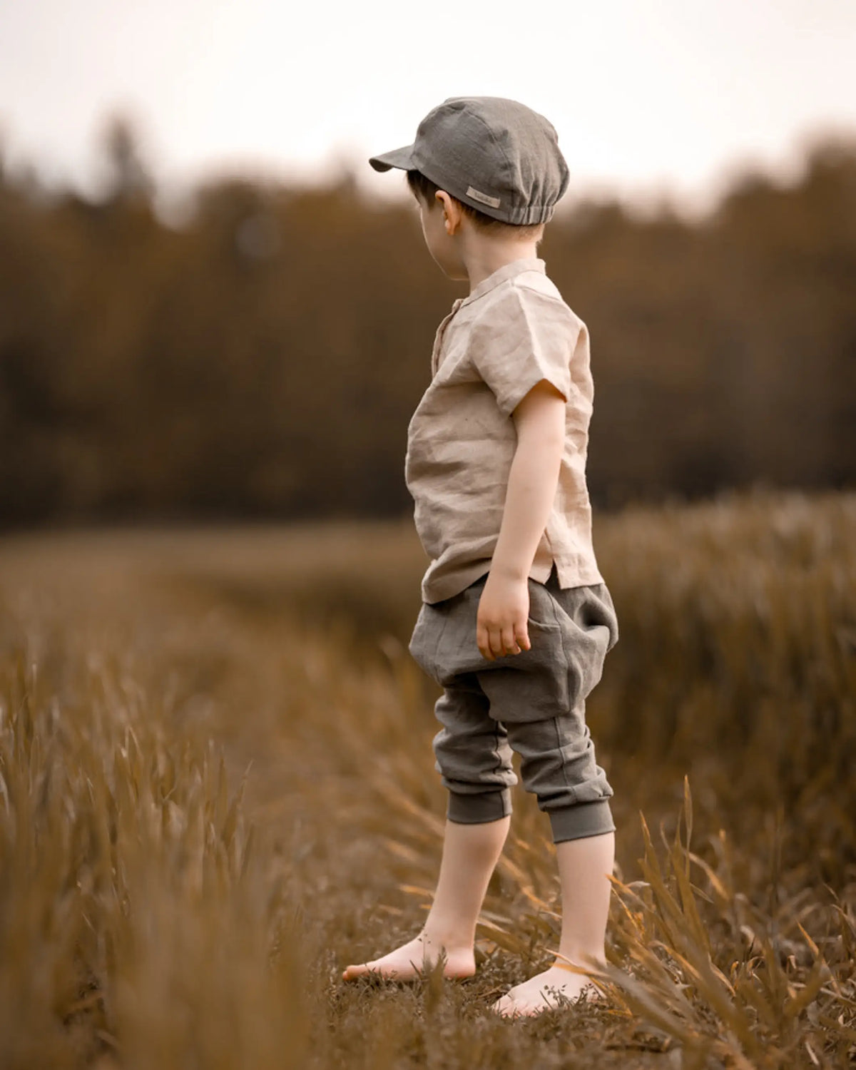 wunderbar weiche und qualitativ sehr hochwertige Leinenkleidung für dein Kind und Baby. Die kurze Knickerbocker mit kurzärmligem Kinderhemd aus Leinen und passender Base Cap sind ideal für heiße Sommertage geeignet und wachsen lange mit. Nebenbei sind sie super bequem und ein echtes Lieblingsstück im Kinder Kleiderschrank!