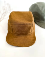 wunderbar weiche und qualitativ sehr hochwertige Leinen Cap für dein Kind und Baby. Kinder Kappe aus Leinen ist ideal für heiße Sommertage geeignet und schützt Gesicht und Kopf vor Sonneneinstrahlung.
Das Kinder Basecap wird nachhaltig und fair in eurer Wunschfarbe in Deutschland hergestellt