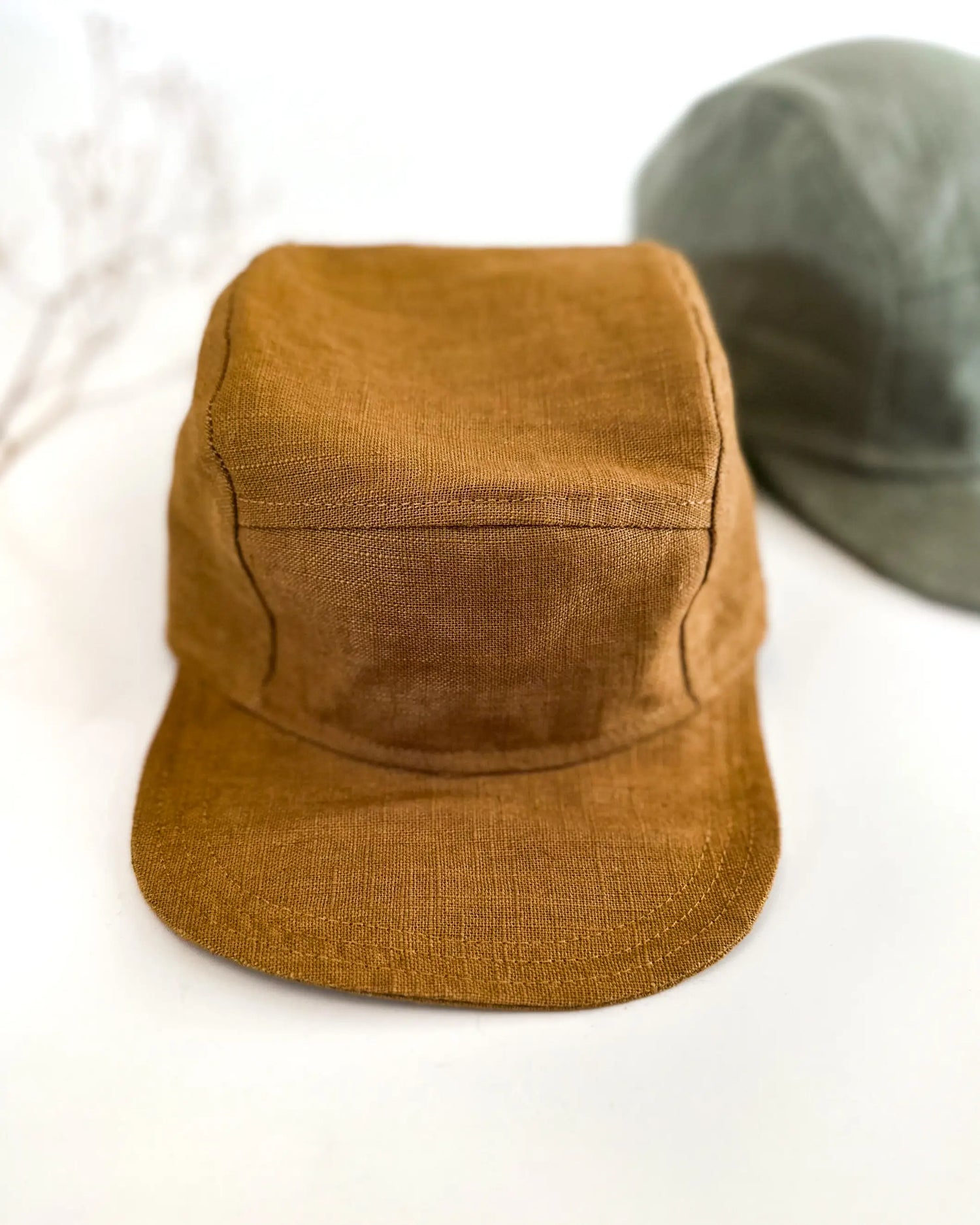 wunderbar weiche und qualitativ sehr hochwertige Leinen Cap für dein Kind und Baby. Kinder Kappe aus Leinen ist ideal für heiße Sommertage geeignet und schützt Gesicht und Kopf vor Sonneneinstrahlung.
Das Kinder Basecap wird nachhaltig und fair in eurer Wunschfarbe in Deutschland hergestellt