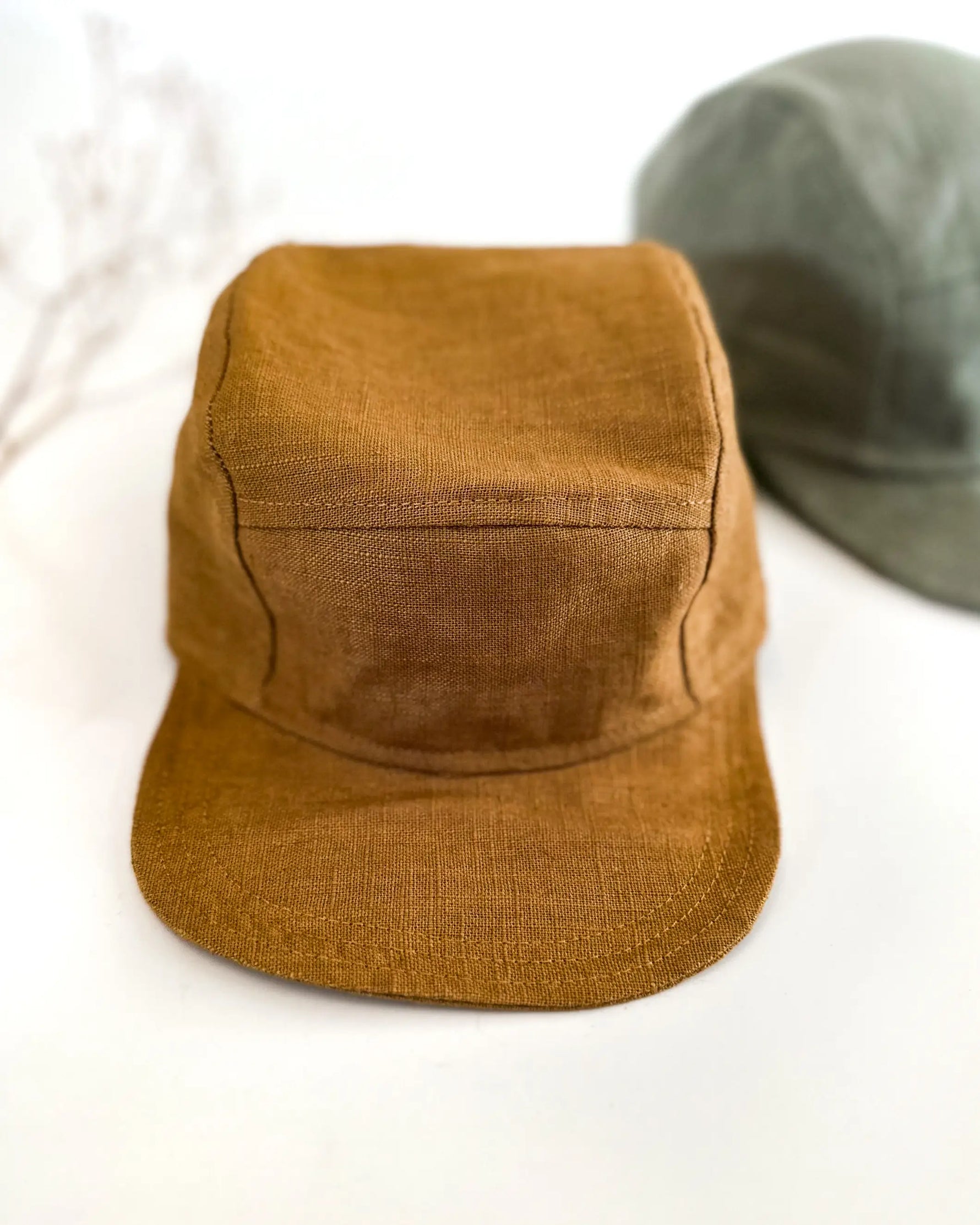 wunderbar weiche und qualitativ sehr hochwertige Leinen Cap für dein Kind und Baby. Kinder Kappe aus Leinen ist ideal für heiße Sommertage geeignet und schützt Gesicht und Kopf vor Sonneneinstrahlung.
Das Kinder Basecap wird nachhaltig und fair in eurer Wunschfarbe in Deutschland hergestellt