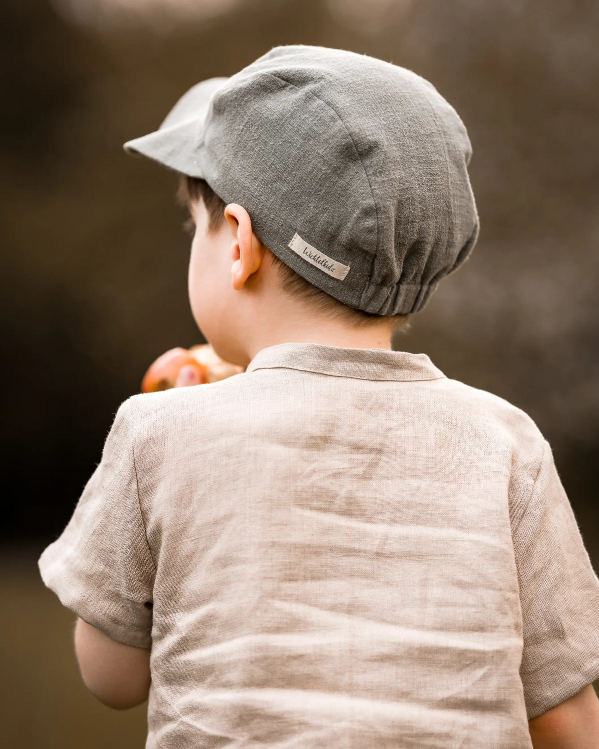 wunderbar weiche und hochwertige Leinen Cap und Leinenhemd für dein Kind und Baby. Kinder Kappe aus Leinen ist ideal für heiße Sommertage geeignet und schützt Gesicht und Kopf vor Sonneneinstrahlung ohne Schwitzen.