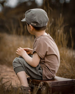 wunderbar weiche und hochwertige Leinen Cap und Leinenknicker und Bio-Shirt für dein Kind und Baby. Kinder Kappe aus Leinen ist ideal für heiße Sommertage geeignet und schützt Gesicht und Kopf vor Sonneneinstrahlung ohne Schwitzen.