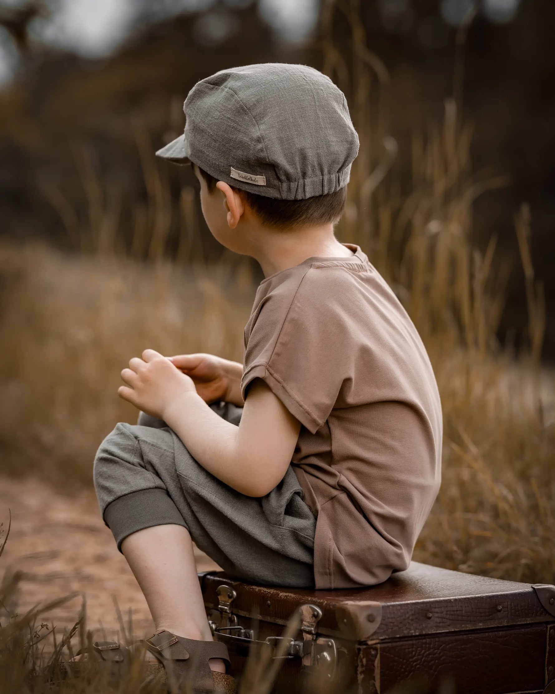 wunderbar weiche und hochwertige Leinen Cap und Leinenknicker und Bio-Shirt für dein Kind und Baby. Kinder Kappe aus Leinen ist ideal für heiße Sommertage geeignet und schützt Gesicht und Kopf vor Sonneneinstrahlung ohne Schwitzen.