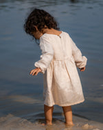 Leinenkleid Baby Kind langarm, zeitlos und mitwachsend, luftige Naturkleidung für das ganze Jahr.