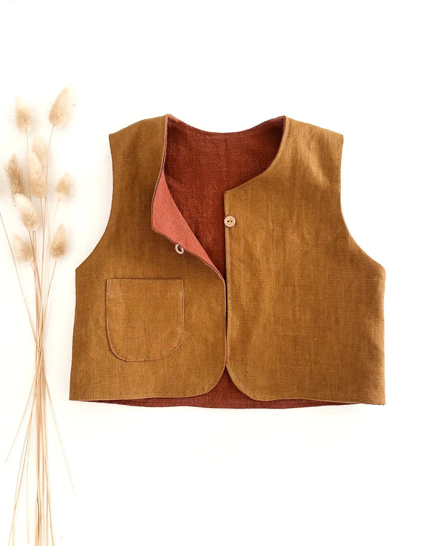 Baby Kinder Gilet / Weste aus Leinen. Handgefertigt, nachhaltig und in Bayern aus natürlichen Materialien hergestellt.
