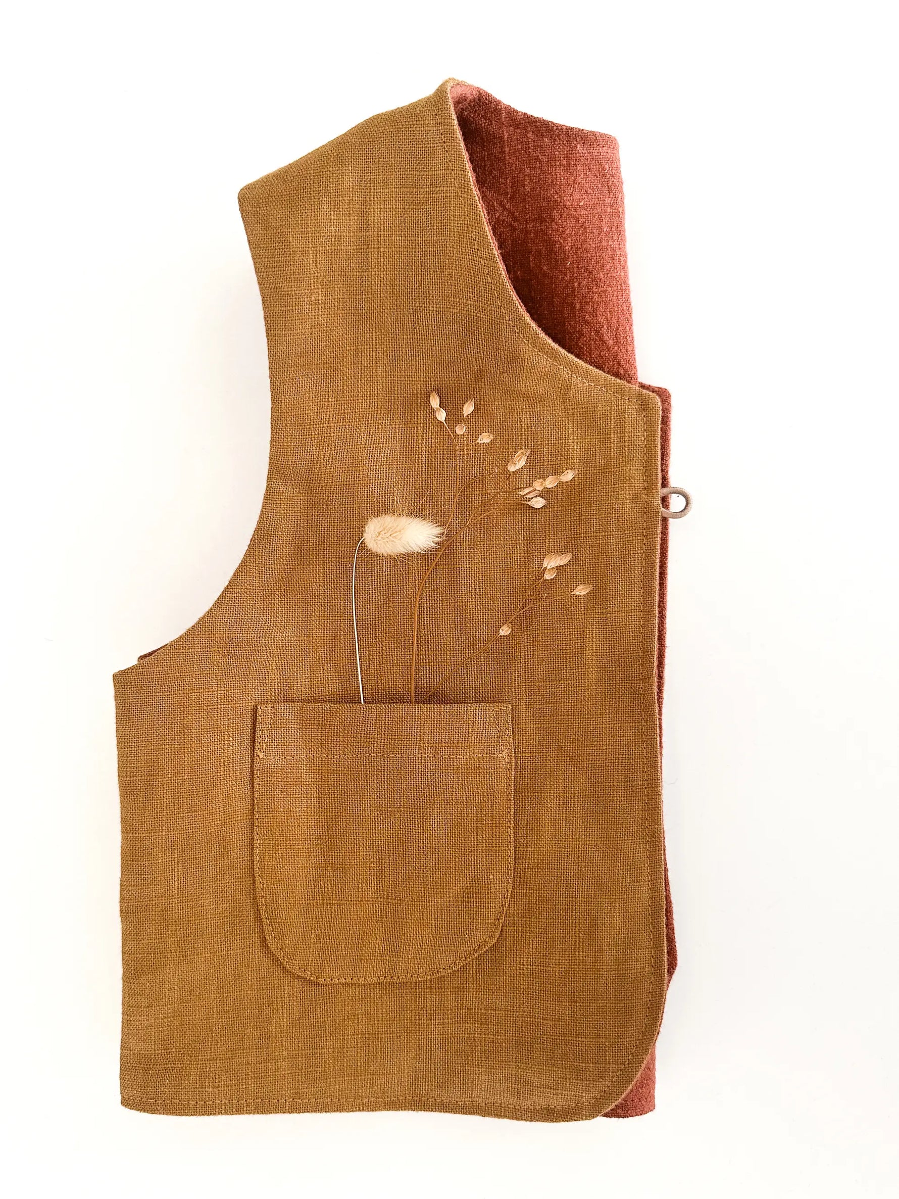 wendbare Baby Kinder Gilet / Weste aus Leinen. Handgefertigt, nachhaltig und in Bayern aus natürlichen Materialien hergestellt. Elegant und schlicht, perfekt für Hochzeit Taufe oder Alltag, weiche und langlebige Kinderkleidung.