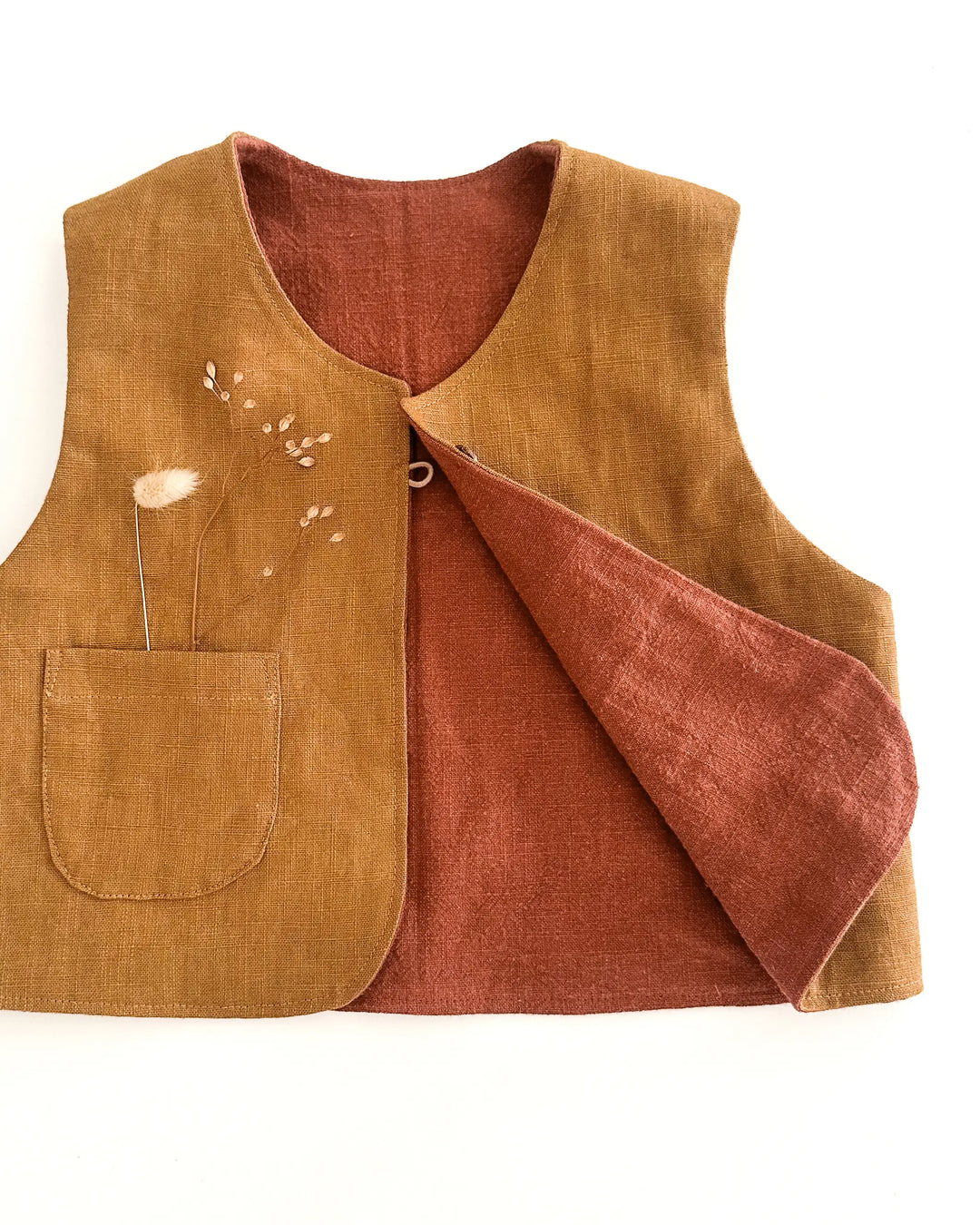 Baby Kinder Bonnet und Gilet / Weste aus Leinen. Handgefertigt, nachhaltig und in Bayern aus natürlichen Materialien hergestellt.