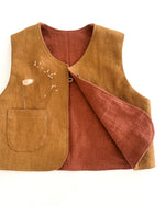 Baby Kinder Bonnet und Gilet / Weste aus Leinen. Handgefertigt, nachhaltig und in Bayern aus natürlichen Materialien hergestellt.