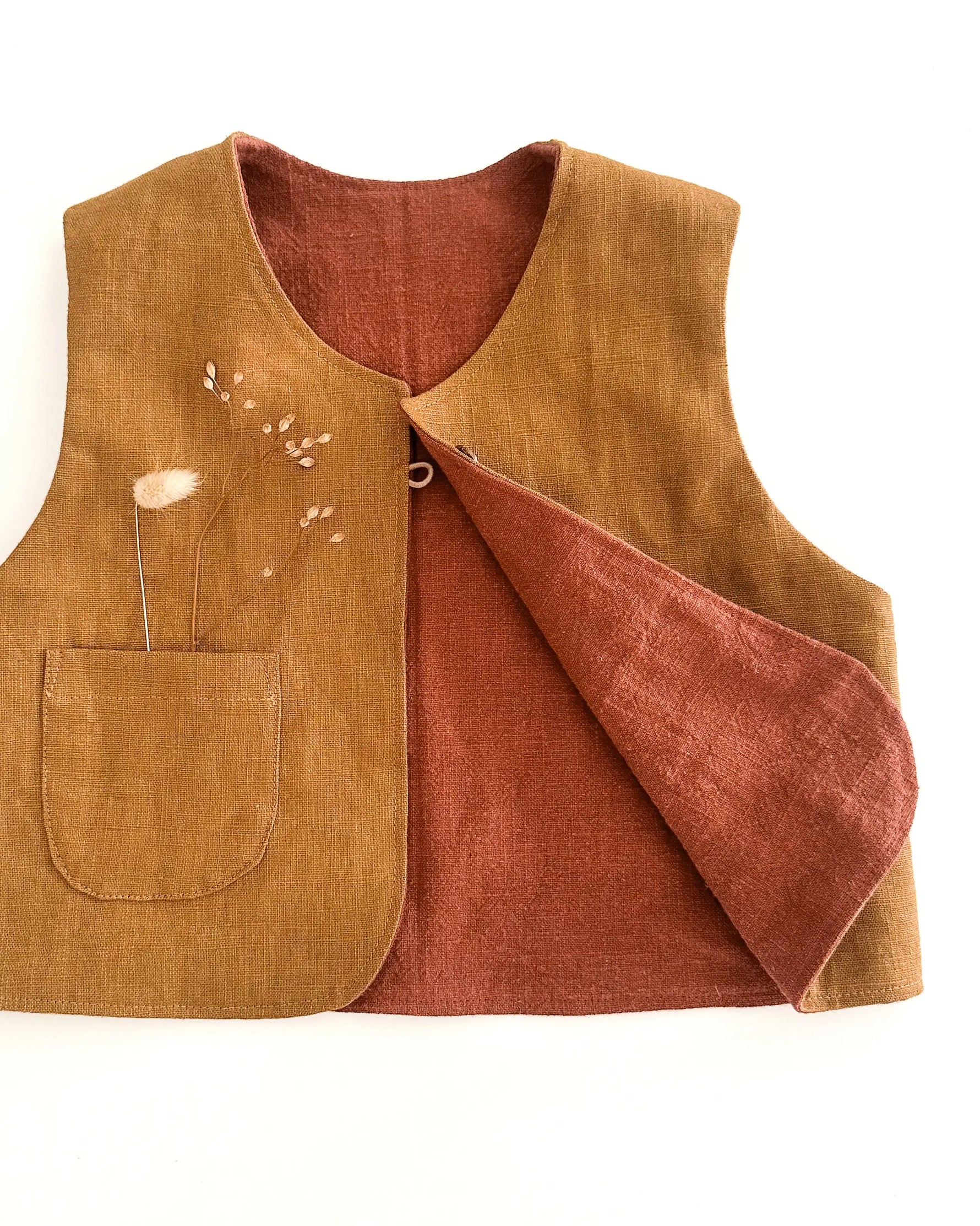Baby Kinder Bonnet und Gilet / Weste aus Leinen. Handgefertigt, nachhaltig und in Bayern aus natürlichen Materialien hergestellt.
