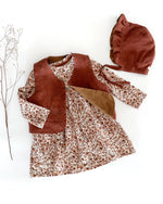 Langärmliges Kinderkleid aus Bio-Baumwolljersey mit lockerer Passform und Knopfleiste, ideal für Alltag und besondere Anlässe. Outfit kombinierbar mit Leinen Bonnet und Leinenweste