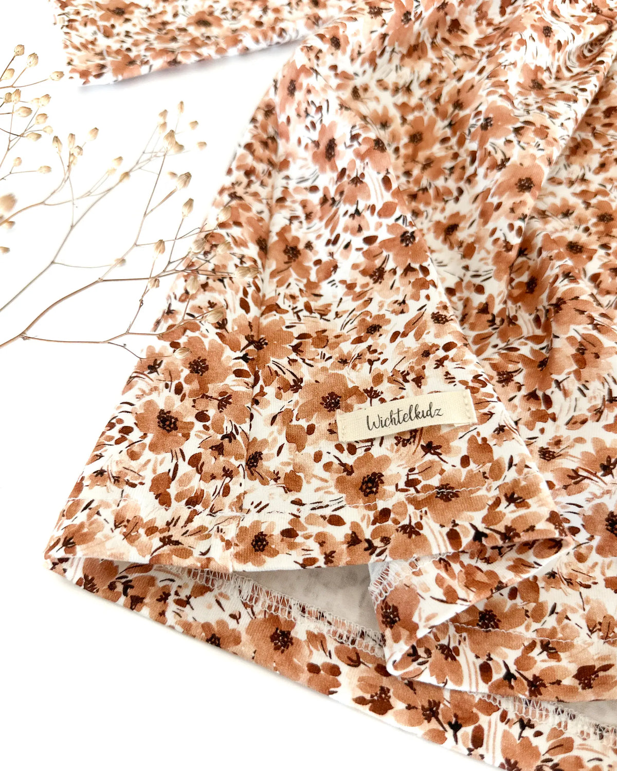 Weiches Jersey Kleid für Babys und Mädchen, das durch seinen bequemen Schnitt über mehrere Größen mitwächst.