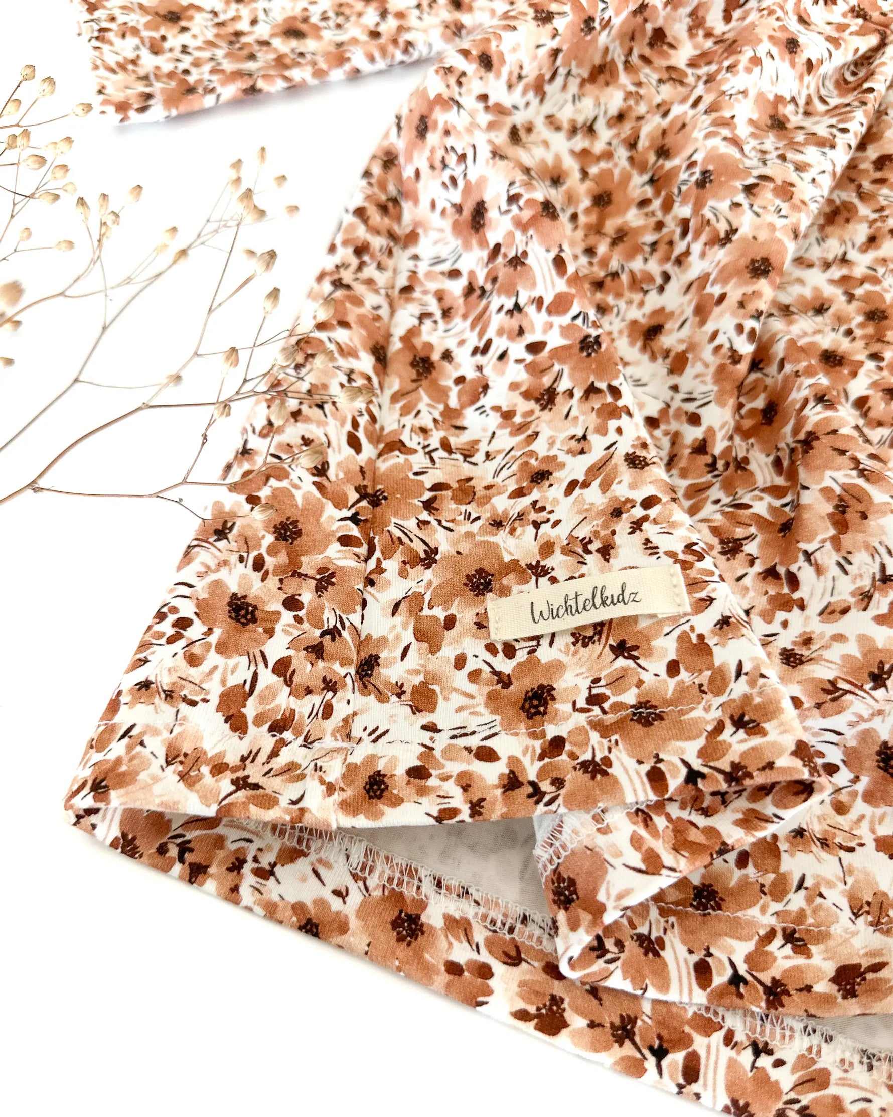 Weiches Jersey Kleid für Babys und Mädchen, das durch seinen bequemen Schnitt über mehrere Größen mitwächst.