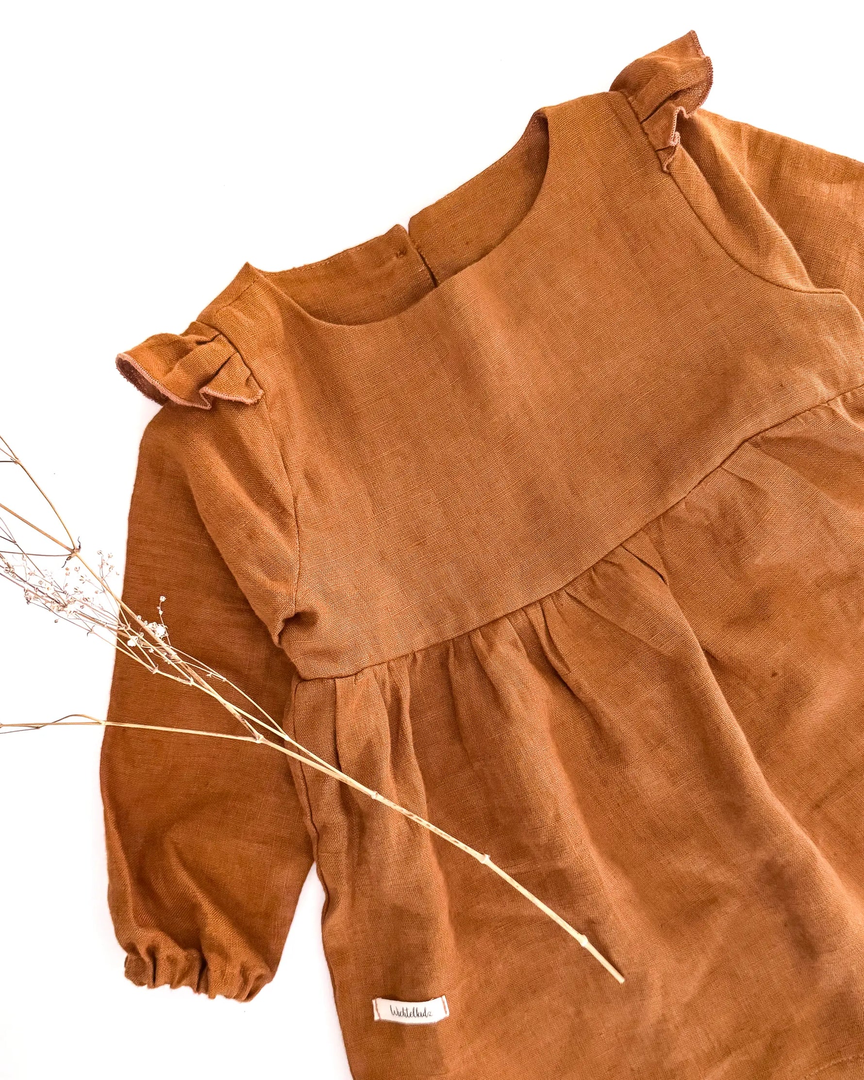 Wichtelkidz baby und Kinder Kleid aus 100% weichem Leinen. Leinenkleid mit langen Ärmeln für Frühling, Sommer, Herbst und Winter. Nachhaltig, regional und fair produziert. Ein Kleid dfür Madchen, dass sich perfekt als Outfit für Taufe, Geburtstag, Hochzeit, Weihnachten und andere festliche Anlässe eignet.