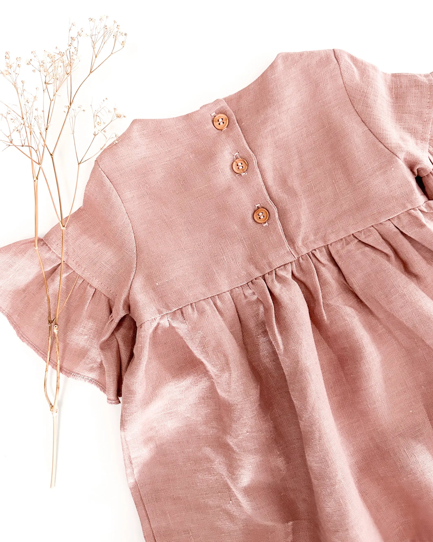 Leinenkleid mit Volants für Kinder, leicht und atmungsaktiv, perfekt für Hochzeit, Taufe und warme Sommertage. Geknöpfter Rücken für einfaches Anziehen.