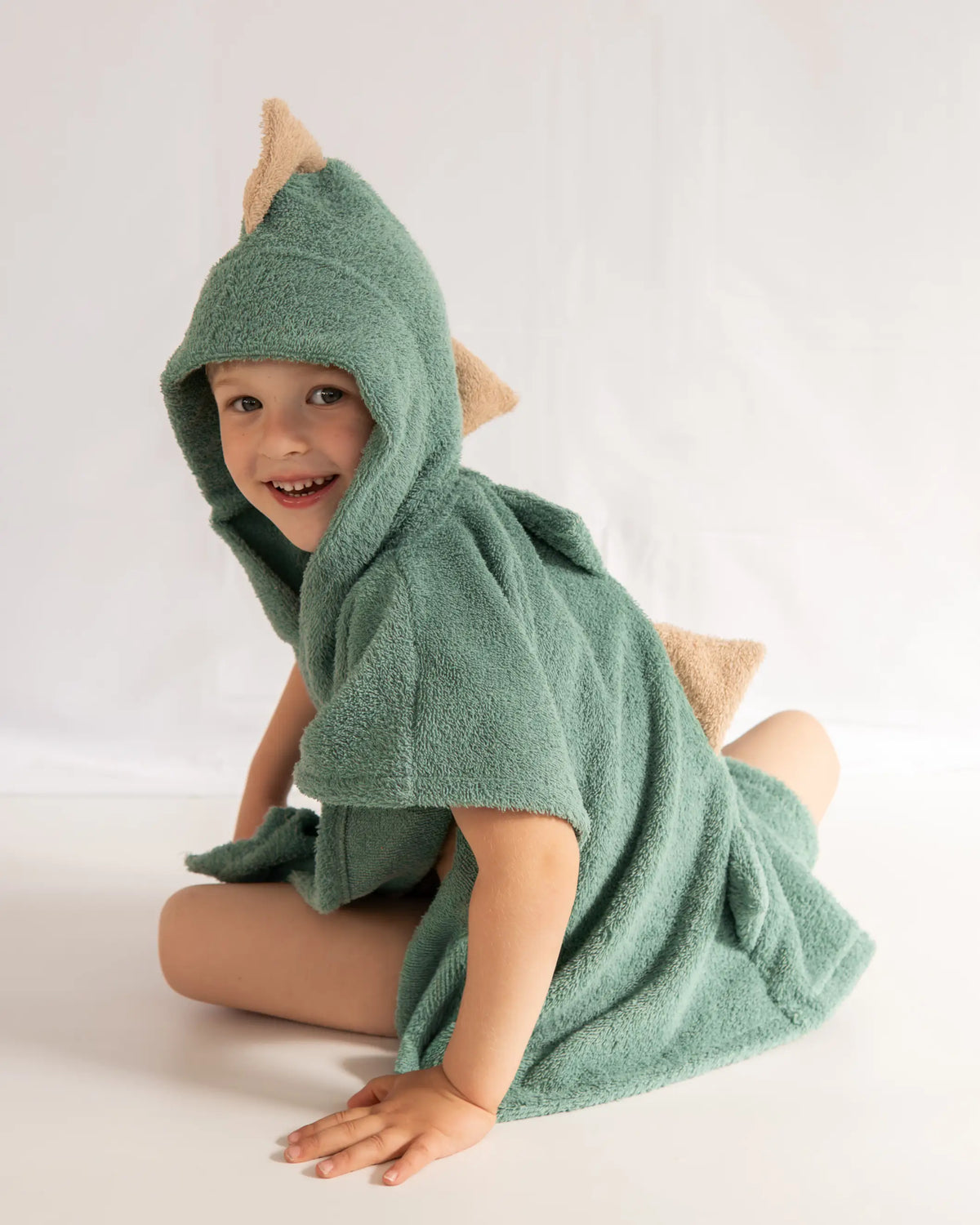 Nachhaltiger Kinder-Badeponcho Dino aus Baumwoll-Frottee mit großer Kapuze, Zacken und Bauchtasche – praktisch als Kapuzenhandtuch ab Geburt sowie für Kleinkinder und Kinder.