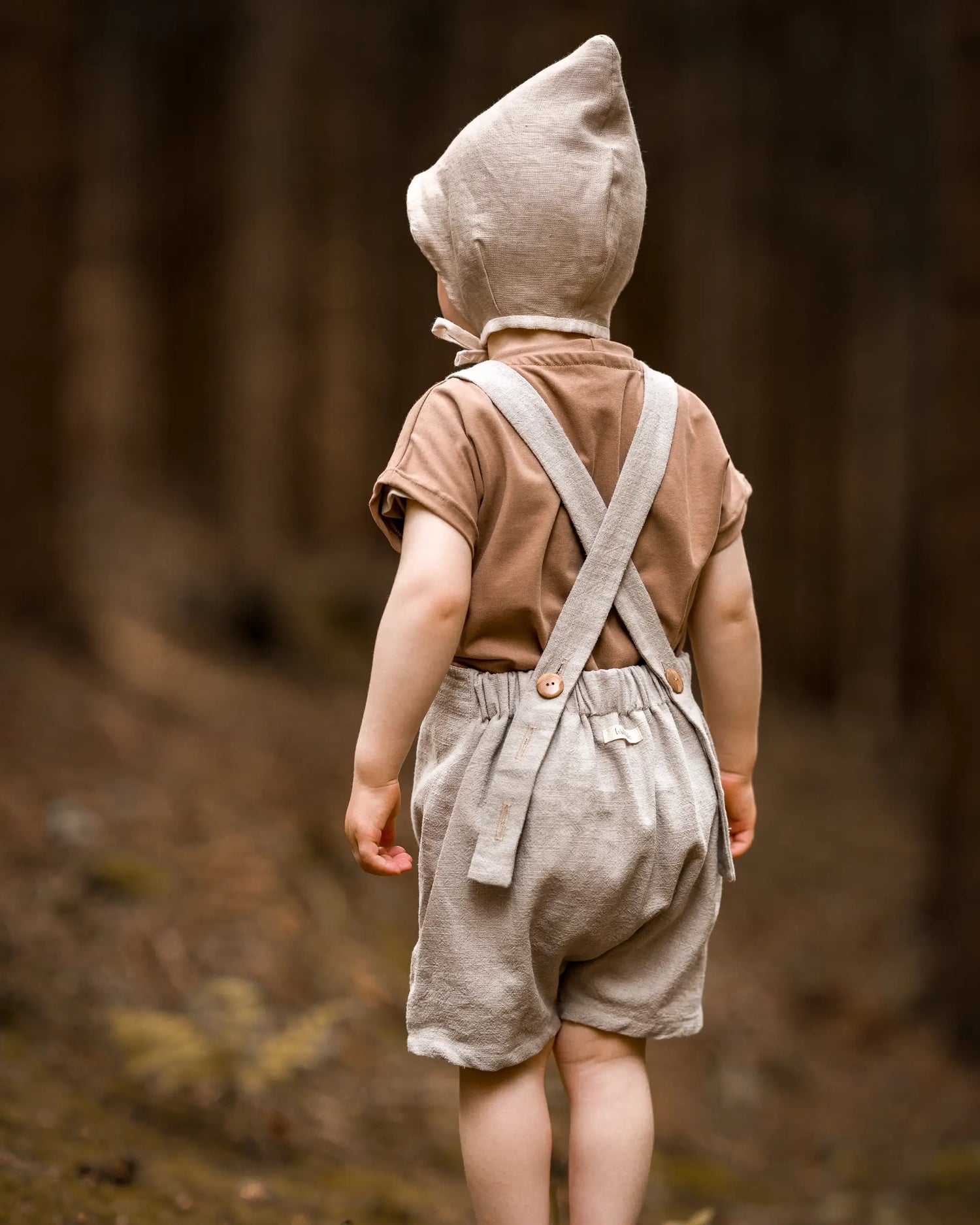 Kinder und Baby leinenlatzhose im schicken salopette-schnitt. Die Kinderlatzhose ist ideal für heiße Sommertage geeignet und wächst lange mit. Besonders toll machte sie sich als Outfit für Taufe, Hochzeit, Geburtstagsfeier oder auch für ein Fotoshooting