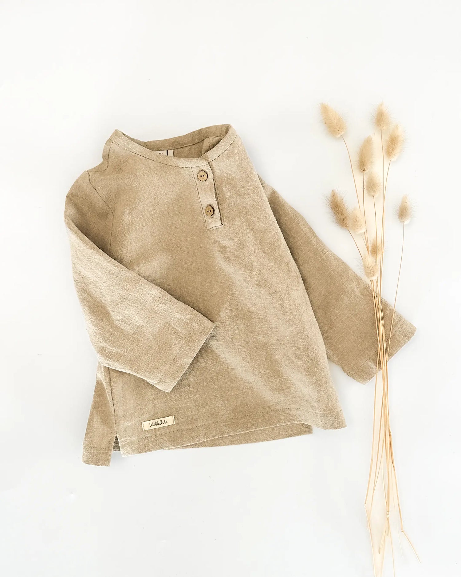 Kinder und Baby Leinenshirt mit langen Ärmeln. Wunderbar weiche und qualitativ sehr hochwertige Leinenkleidung für dein Kind und Baby. Langarm Kinderhemd aus Leinen. Ideal für heiße Sommertage geeignet.