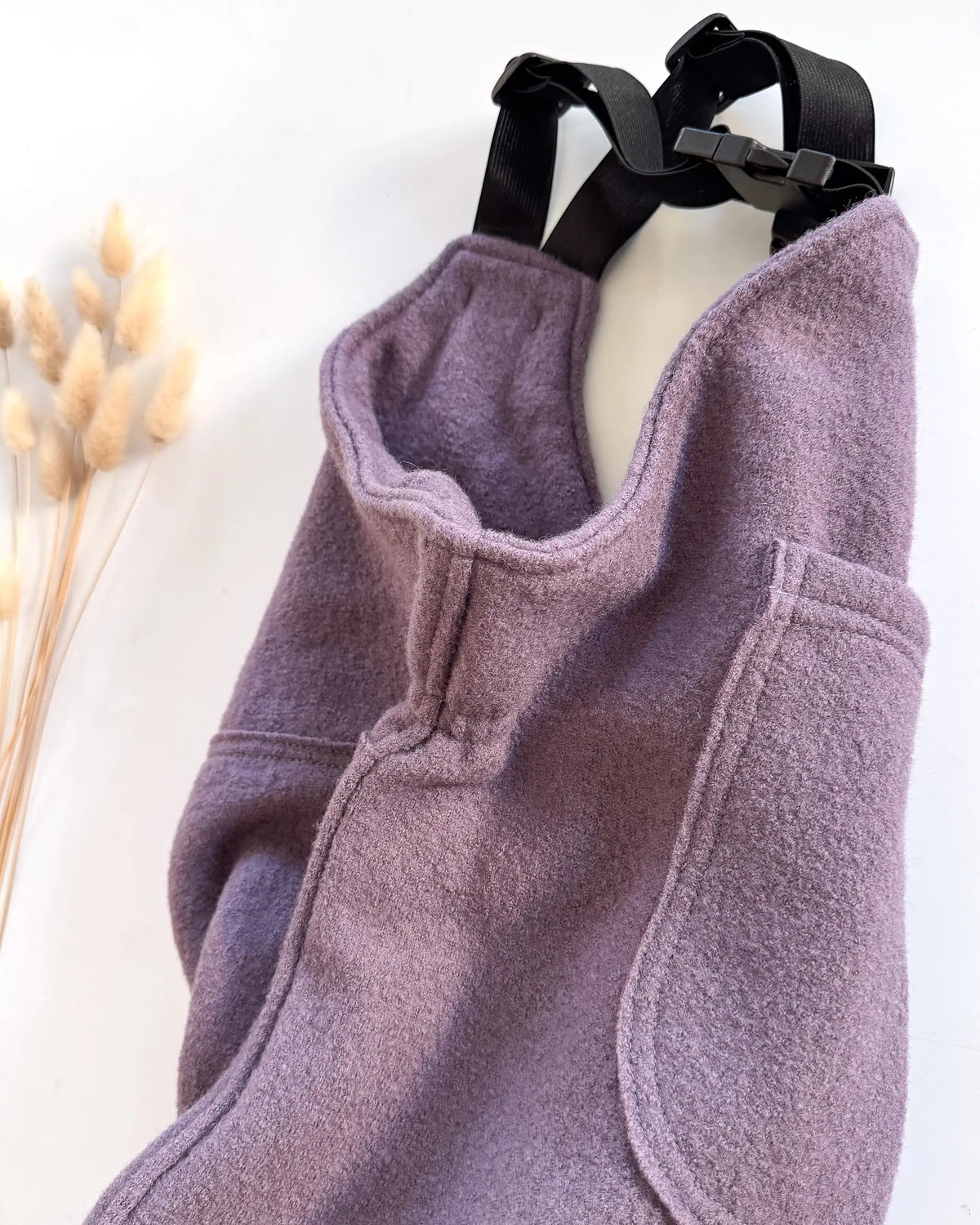 Detailaufnahme von Walklatzhose mit verstellbaren Trägern und Bauchtasche, handgemachte Kinderkleidung aus Bio Materialien