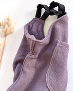 Detailaufnahme von Walklatzhose mit verstellbaren Trägern und Bauchtasche, handgemachte Kinderkleidung aus Bio Materialien