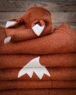 Wollwalk Anzug im Tierdesign. Frecher Fuchs Overall mit Ohren und Fuchsschwanz. Temperaturausgleichend und atmungsaktiv