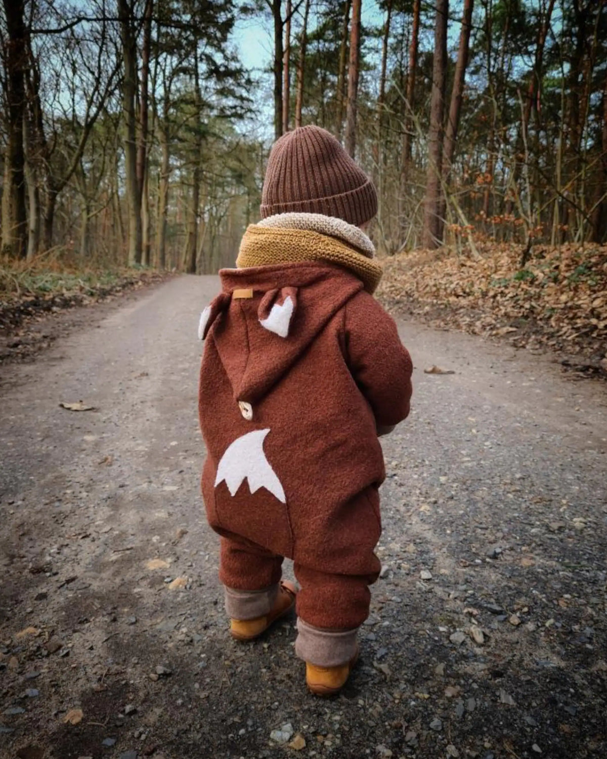 Gefütterter Walkoverall für Babys und Kinder aus hochwertigem Wollwalk mit frechen Fuchsohren und Fuchsschwanz Kuschelig warm für Herbst, Winter und Frühling. Innen weich gefüttert mit Bio-Baumwolljersey