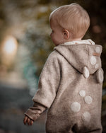 warmer Baby und Kinder Overall aus Wollwalk mit temperaturausgleichenden Eigenschaften, ideal für Spaziergänge, Kita und Spielplatz. Mit süßen Reh-Ohren und Rehpunkten