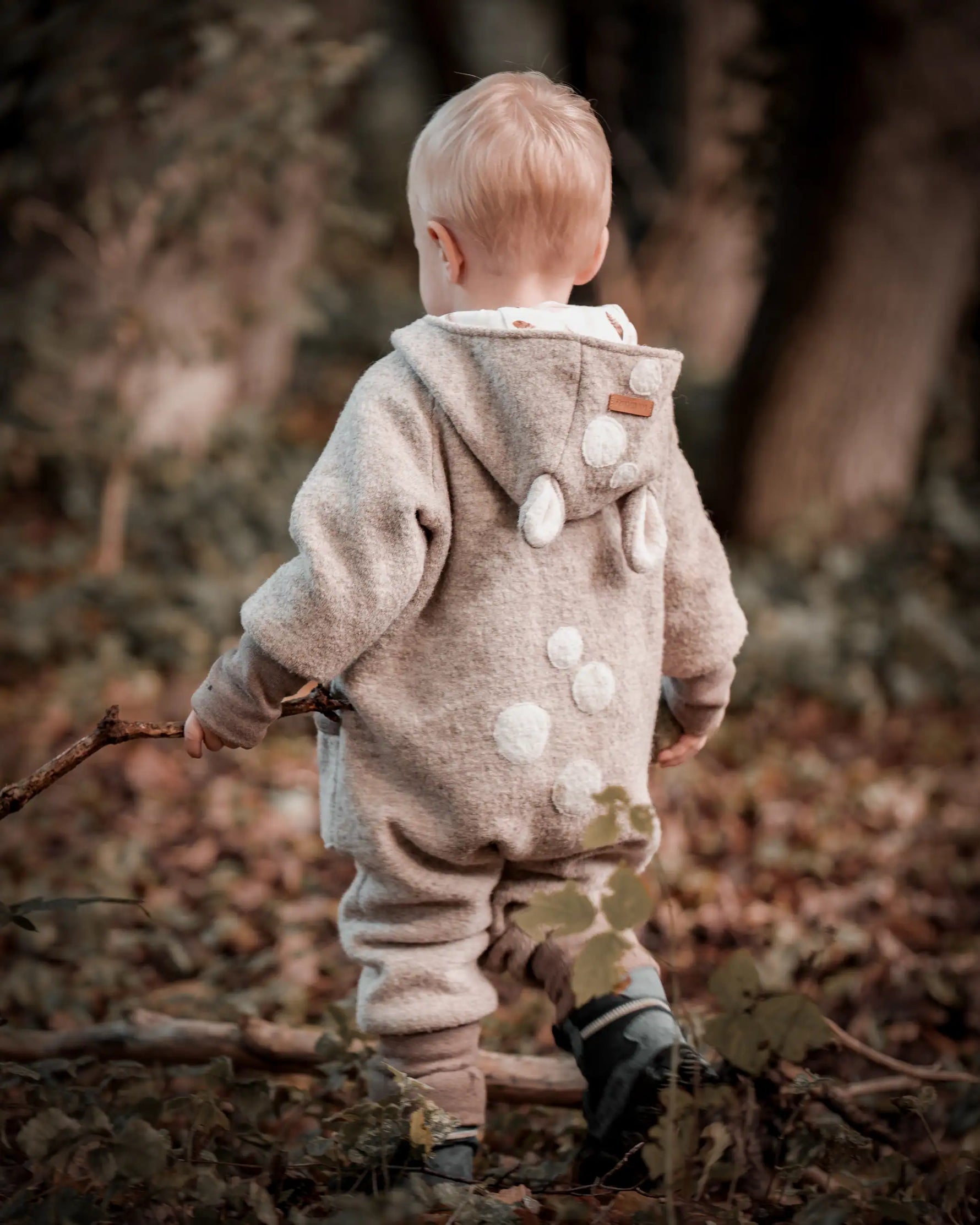 nachhaltiger Kinder Overall aus Wollwalk mit weichem Innenfutter aus Bio-Baumwolle, mit süßer Reh-Applikation und perfekt für empfindliche Haut 