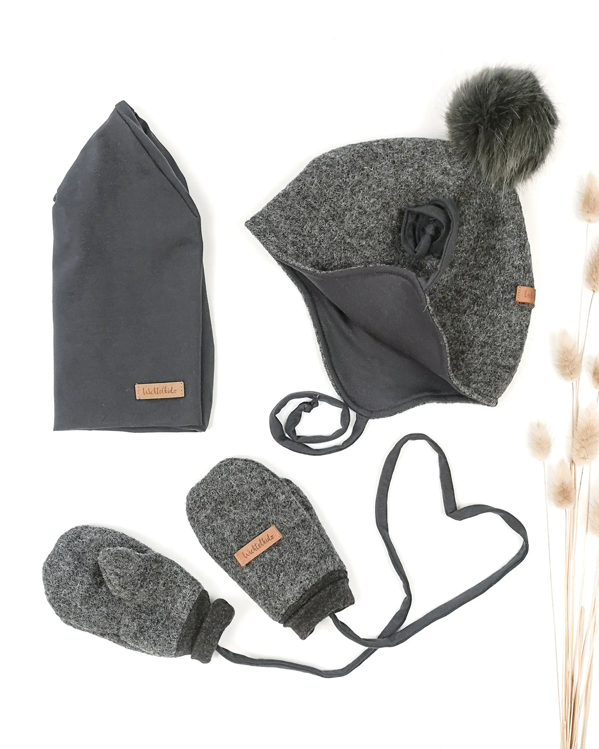 Kinder Wollmütze aus Wollwalk mit Bindebändern und passenden Walkhandschuhen sowie Baumwollbeanie