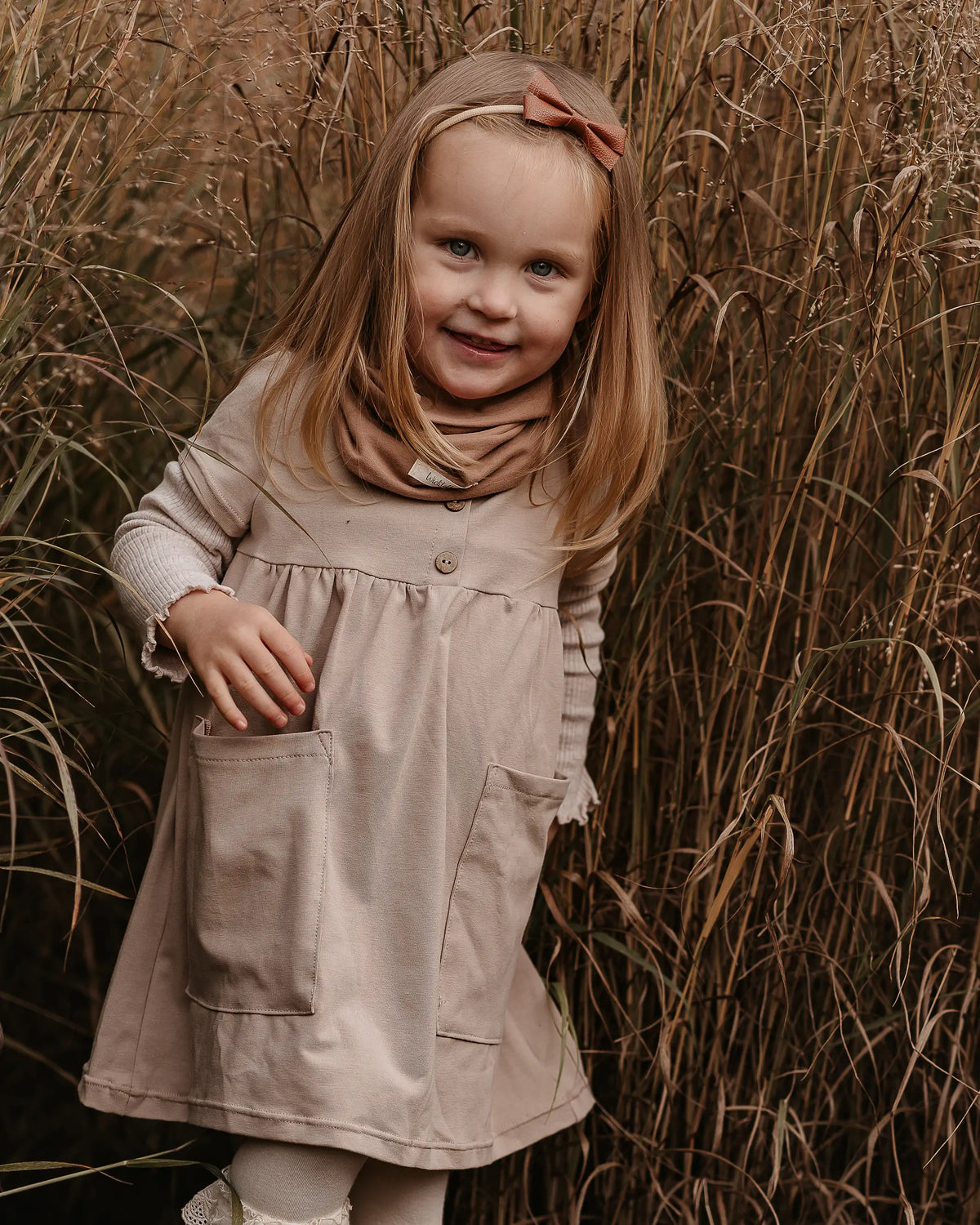 Handgemachtes Basic Kleid aus zertifiziertem Baumwolljersey für Kinder, perfekt für jede Jahreszeit und vielseitig kombinierbar.