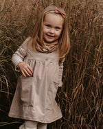 Handgemachtes Basic Kleid aus zertifiziertem Baumwolljersey für Kinder, perfekt für jede Jahreszeit und vielseitig kombinierbar.