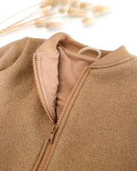 Handgemachte Kinderjacke aus Wollwalk, wasserabweisend und atmungsaktiv, perfekt für Spielplatz, Waldtage und kühle Temperaturen.