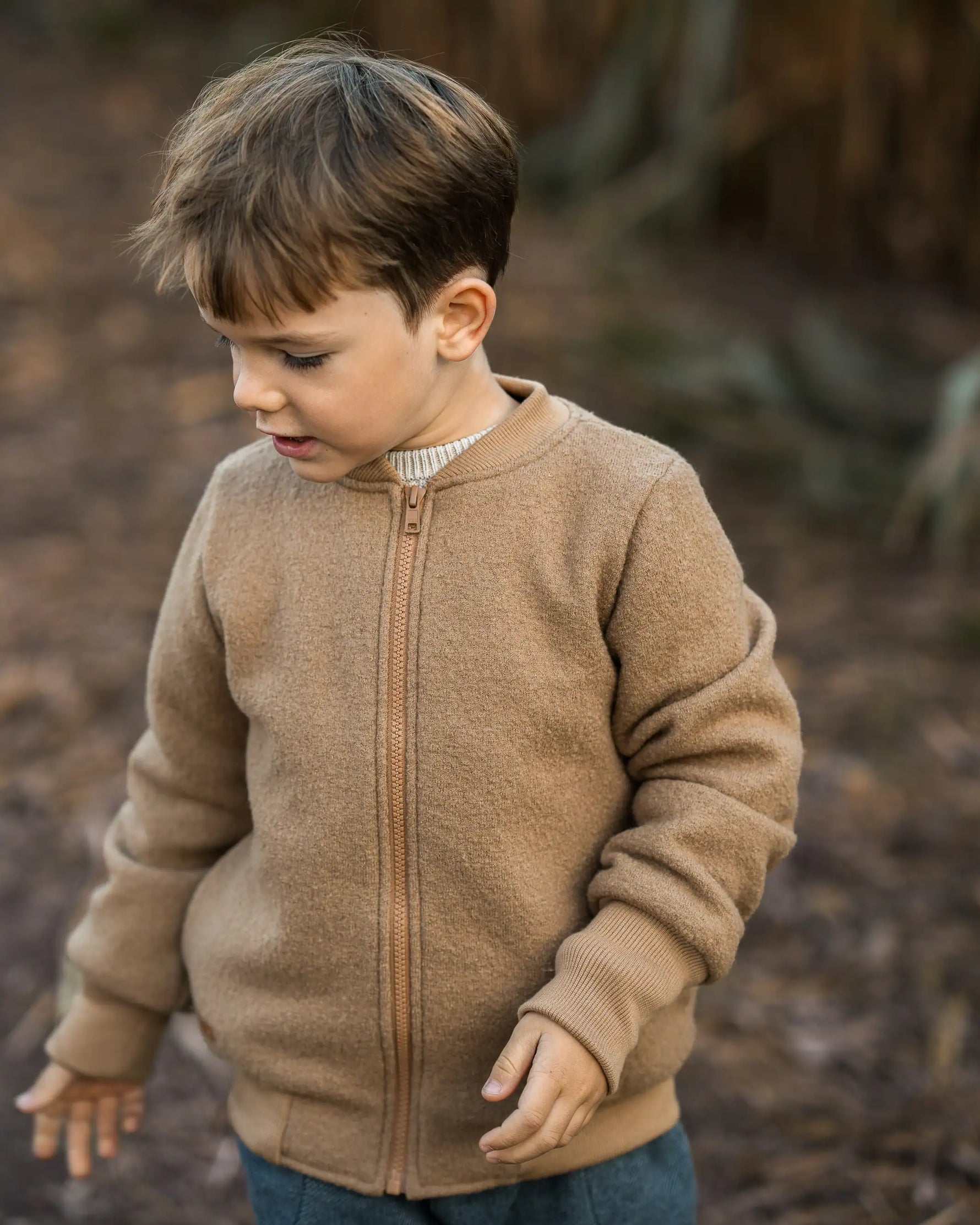 Nachhaltige Walkjacke für Kinder im College-Stil, mit Bio-Baumwoll-Futter, Merinowollbündchen und praktischen Taschen für Schule und Kindergarten.